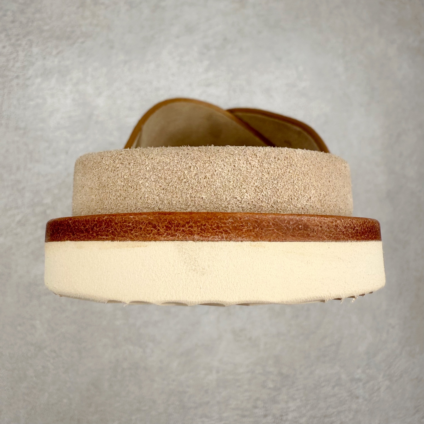 图片[8]-＃GD广顶 Brunello Cucinelli 绒面革 圆头露趾 防滑一字拖鞋 米色 Brunello Cucinelli是来自意大利的世界顶级奢侈品牌，被誉为低调奢华的“山羊绒之王”和“服装界真正的奢侈品”。很多人都知道羊绒Cashmere顶级、昂贵，一穿就脱不下来，还很容易和其他衣服相互搭配，但是，再也没有比Brunello Cucinelli 这个品牌更懂得把顶级的羊绒面料设计出一种“低调的奢华”的风格。尺码：35 36 37 38 39 40 41 42 43 44 45-选品中心