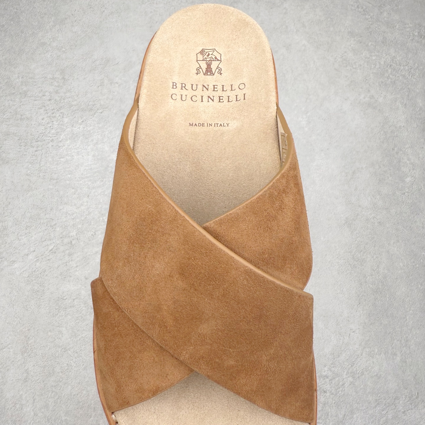 图片[5]-＃GD广顶 Brunello Cucinelli 绒面革 圆头露趾 防滑一字拖鞋 米色 Brunello Cucinelli是来自意大利的世界顶级奢侈品牌，被誉为低调奢华的“山羊绒之王”和“服装界真正的奢侈品”。很多人都知道羊绒Cashmere顶级、昂贵，一穿就脱不下来，还很容易和其他衣服相互搭配，但是，再也没有比Brunello Cucinelli 这个品牌更懂得把顶级的羊绒面料设计出一种“低调的奢华”的风格。尺码：35 36 37 38 39 40 41 42 43 44 45-选品中心