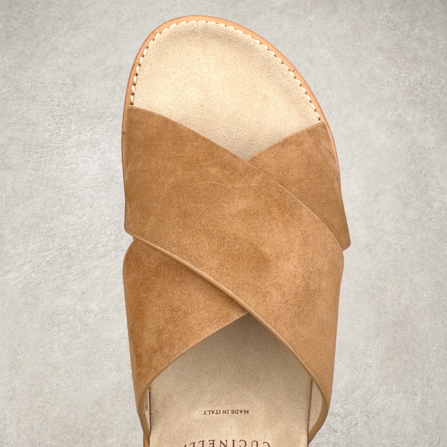 图片[4]-＃GD广顶 Brunello Cucinelli 绒面革 圆头露趾 防滑一字拖鞋 米色 Brunello Cucinelli是来自意大利的世界顶级奢侈品牌，被誉为低调奢华的“山羊绒之王”和“服装界真正的奢侈品”。很多人都知道羊绒Cashmere顶级、昂贵，一穿就脱不下来，还很容易和其他衣服相互搭配，但是，再也没有比Brunello Cucinelli 这个品牌更懂得把顶级的羊绒面料设计出一种“低调的奢华”的风格。尺码：35 36 37 38 39 40 41 42 43 44 45-选品中心