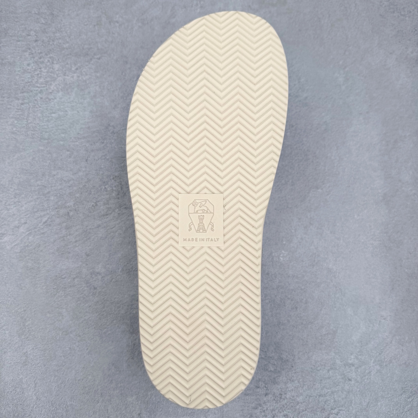 图片[9]-＃GD广顶 Brunello Cucinelli 绒面革 圆头露趾 防滑一字拖鞋 米色 Brunello Cucinelli是来自意大利的世界顶级奢侈品牌，被誉为低调奢华的“山羊绒之王”和“服装界真正的奢侈品”。很多人都知道羊绒Cashmere顶级、昂贵，一穿就脱不下来，还很容易和其他衣服相互搭配，但是，再也没有比Brunello Cucinelli 这个品牌更懂得把顶级的羊绒面料设计出一种“低调的奢华”的风格。尺码：35 36 37 38 39 40 41 42 43 44 45-选品中心