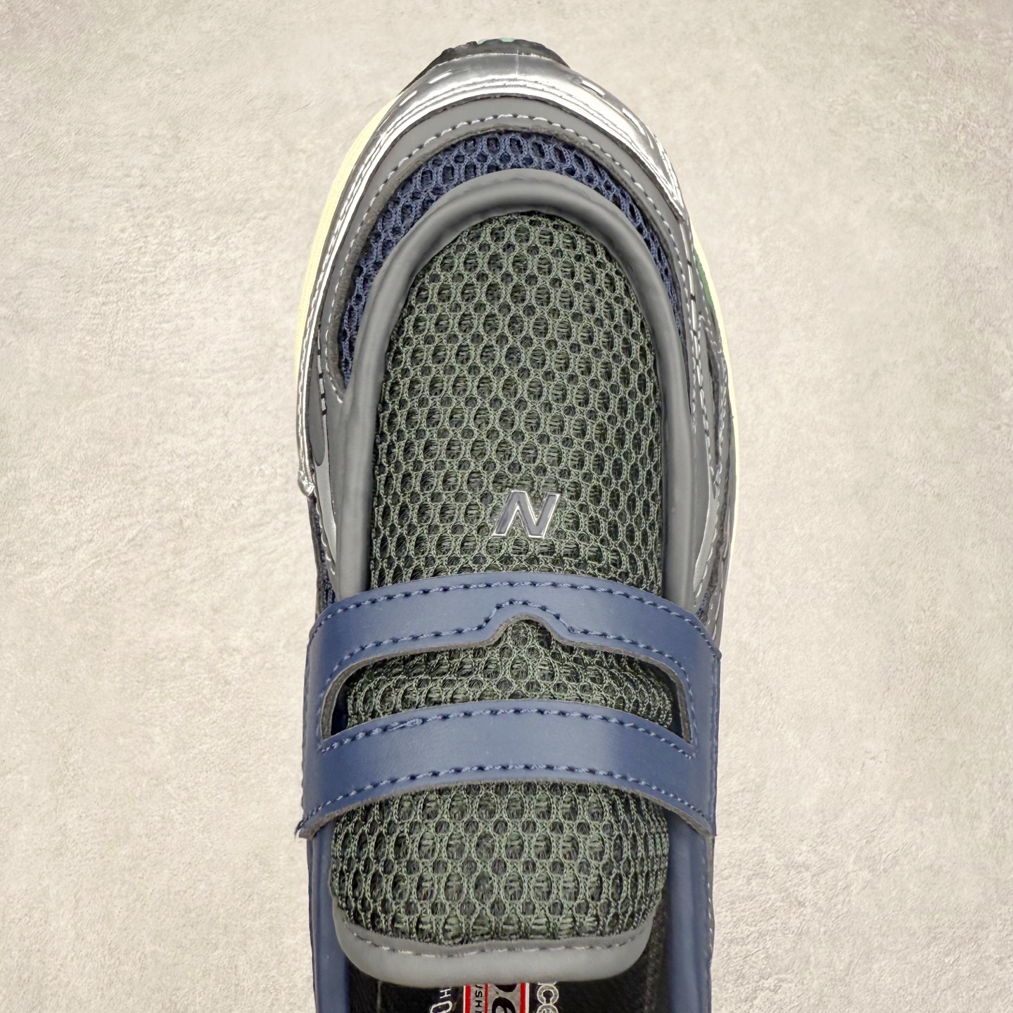 图片[4]-JUNYA WATANABE x New Balance NB 1906R 新百伦联名款舒适百搭防滑低帮生活休闲鞋乐福鞋 Junya Watanabe 和 New Balance 再次联手，推出了全新的合作款——1906 Loafer。这款跨越运动鞋与皮鞋界限的设计。设计将 New Balance 1906R 的技术与经典皮革便鞋的风格完美融合。厚实的鞋底与精致的漆皮鞋面，不仅保留了运动鞋的舒适感，还能轻松驾驭休闲与正式造型。一位国外鞋友对此鞋的评价颇具趣味：“这是开完重要会议后，立马开始 5K 长跑的理想鞋款。”-选品中心