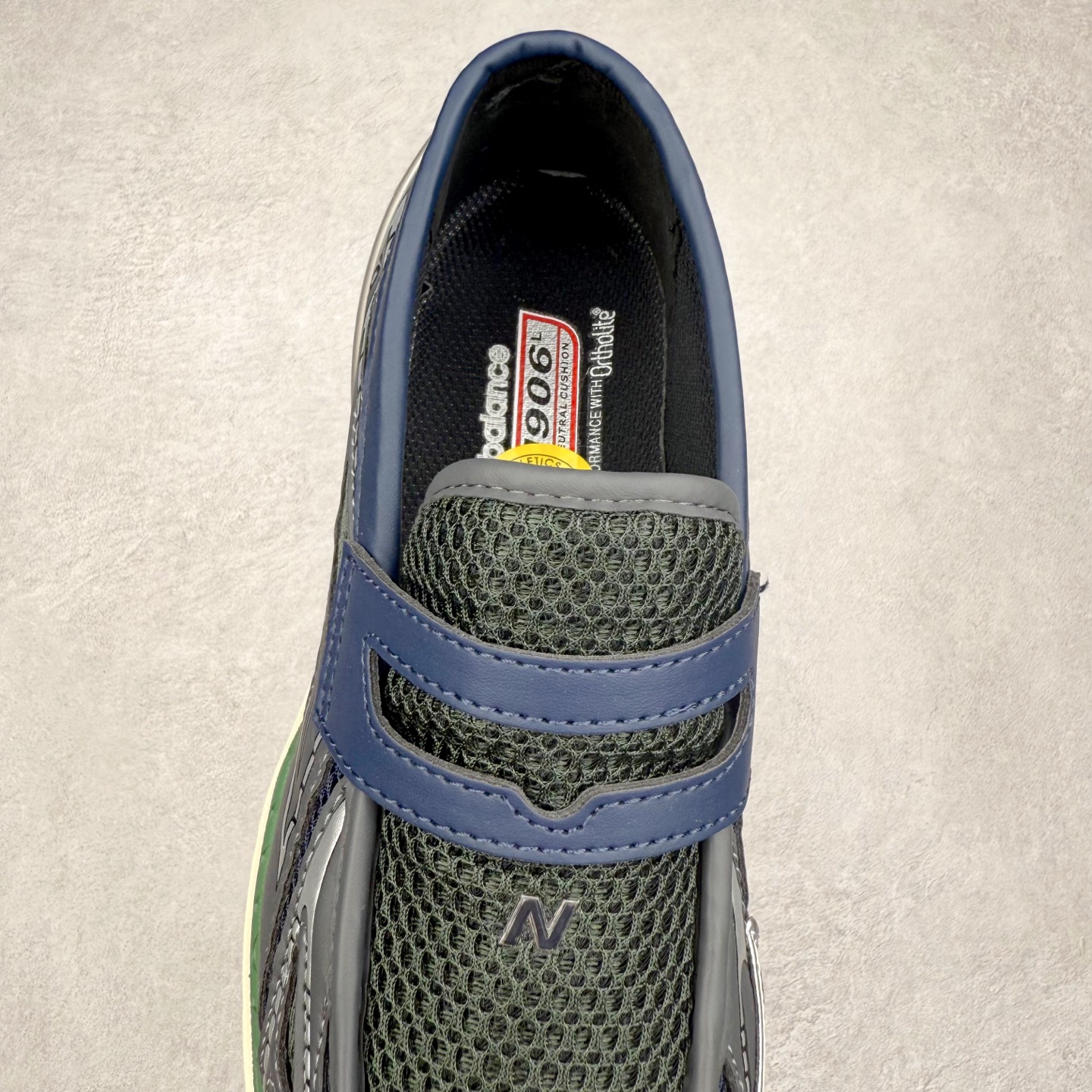 图片[5]-JUNYA WATANABE x New Balance NB 1906R 新百伦联名款舒适百搭防滑低帮生活休闲鞋乐福鞋 Junya Watanabe 和 New Balance 再次联手，推出了全新的合作款——1906 Loafer。这款跨越运动鞋与皮鞋界限的设计。设计将 New Balance 1906R 的技术与经典皮革便鞋的风格完美融合。厚实的鞋底与精致的漆皮鞋面，不仅保留了运动鞋的舒适感，还能轻松驾驭休闲与正式造型。一位国外鞋友对此鞋的评价颇具趣味：“这是开完重要会议后，立马开始 5K 长跑的理想鞋款。”-选品中心