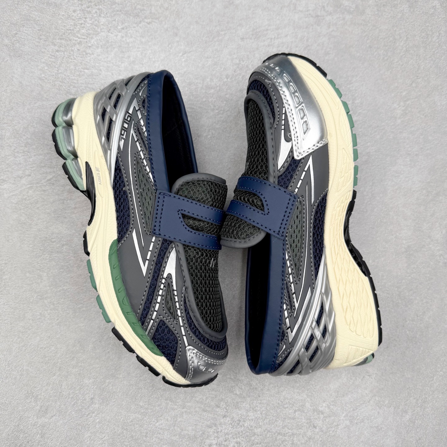 图片[3]-JUNYA WATANABE x New Balance NB 1906R 新百伦联名款舒适百搭防滑低帮生活休闲鞋乐福鞋 Junya Watanabe 和 New Balance 再次联手，推出了全新的合作款——1906 Loafer。这款跨越运动鞋与皮鞋界限的设计。设计将 New Balance 1906R 的技术与经典皮革便鞋的风格完美融合。厚实的鞋底与精致的漆皮鞋面，不仅保留了运动鞋的舒适感，还能轻松驾驭休闲与正式造型。一位国外鞋友对此鞋的评价颇具趣味：“这是开完重要会议后，立马开始 5K 长跑的理想鞋款。”-选品中心