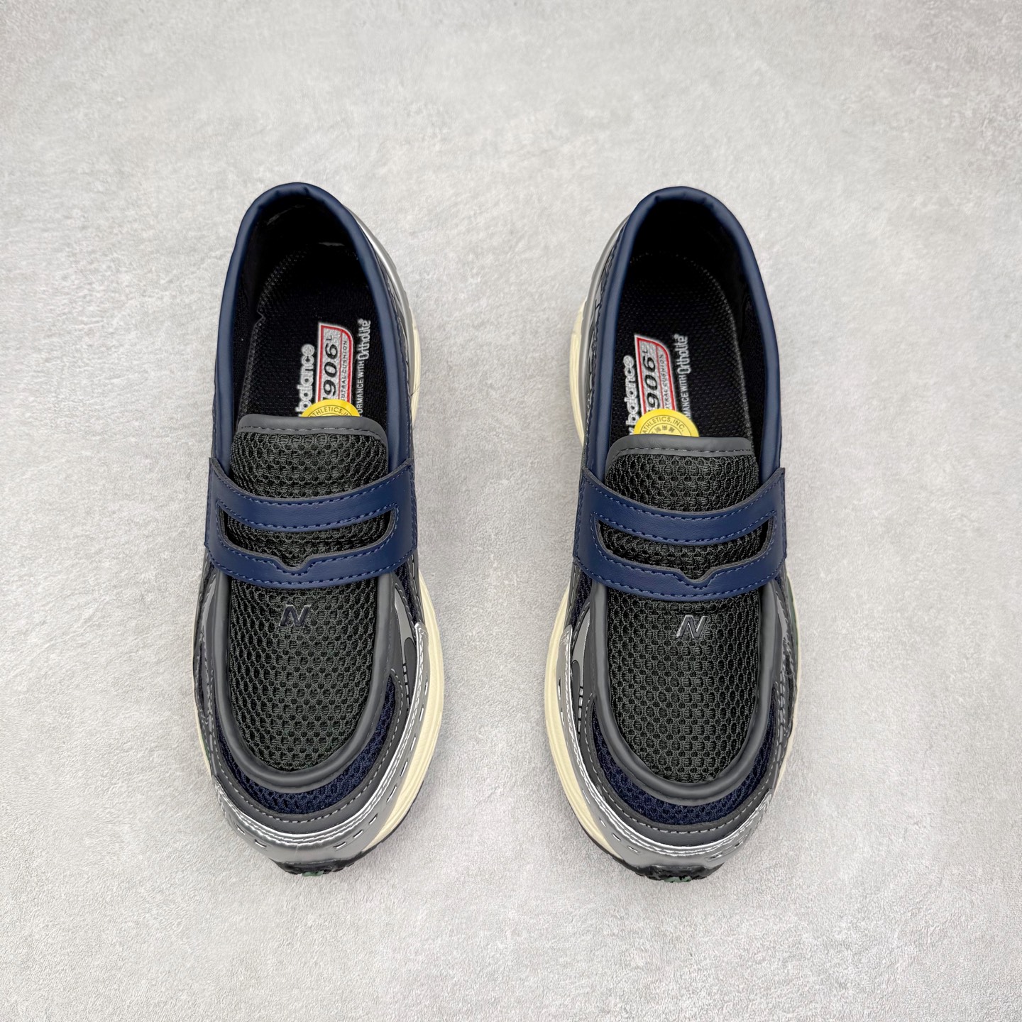 图片[2]-JUNYA WATANABE x New Balance NB 1906R 新百伦联名款舒适百搭防滑低帮生活休闲鞋乐福鞋 Junya Watanabe 和 New Balance 再次联手，推出了全新的合作款——1906 Loafer。这款跨越运动鞋与皮鞋界限的设计。设计将 New Balance 1906R 的技术与经典皮革便鞋的风格完美融合。厚实的鞋底与精致的漆皮鞋面，不仅保留了运动鞋的舒适感，还能轻松驾驭休闲与正式造型。一位国外鞋友对此鞋的评价颇具趣味：“这是开完重要会议后，立马开始 5K 长跑的理想鞋款。”-选品中心