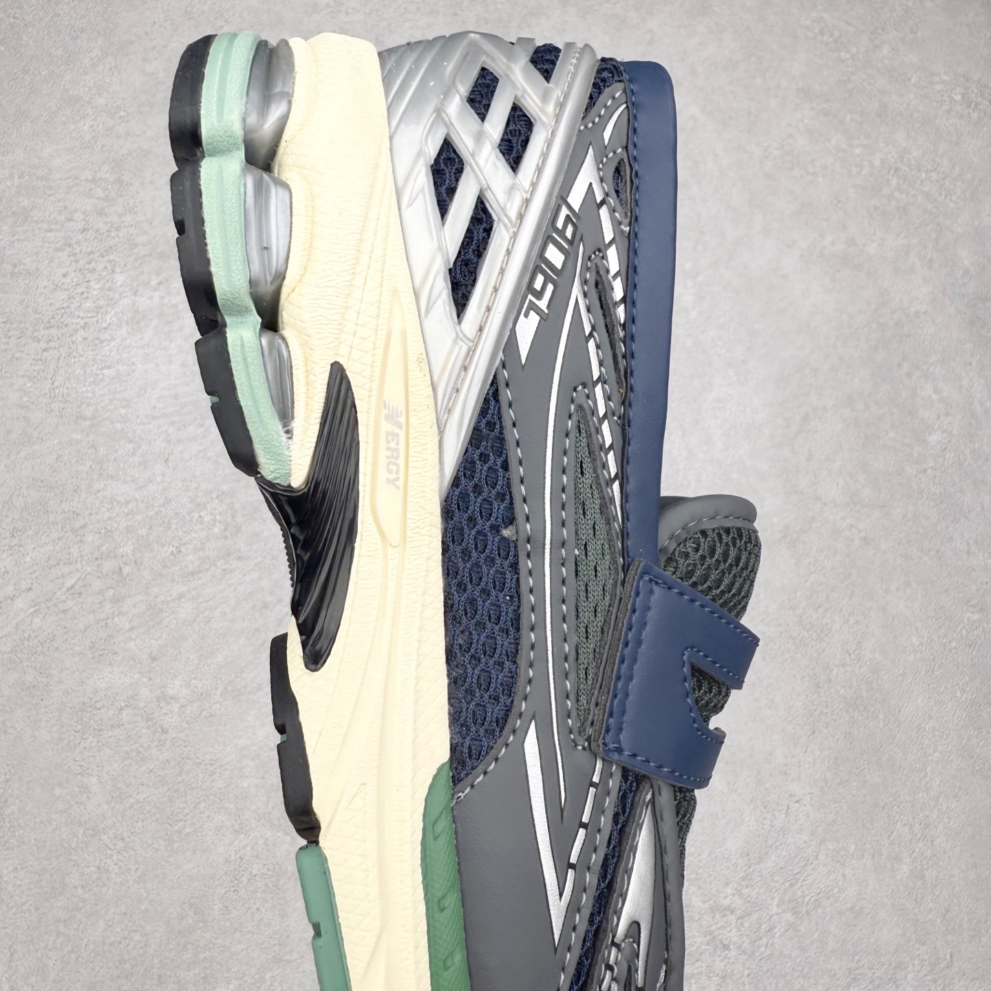 图片[6]-JUNYA WATANABE x New Balance NB 1906R 新百伦联名款舒适百搭防滑低帮生活休闲鞋乐福鞋 Junya Watanabe 和 New Balance 再次联手，推出了全新的合作款——1906 Loafer。这款跨越运动鞋与皮鞋界限的设计。设计将 New Balance 1906R 的技术与经典皮革便鞋的风格完美融合。厚实的鞋底与精致的漆皮鞋面，不仅保留了运动鞋的舒适感，还能轻松驾驭休闲与正式造型。一位国外鞋友对此鞋的评价颇具趣味：“这是开完重要会议后，立马开始 5K 长跑的理想鞋款。”-选品中心