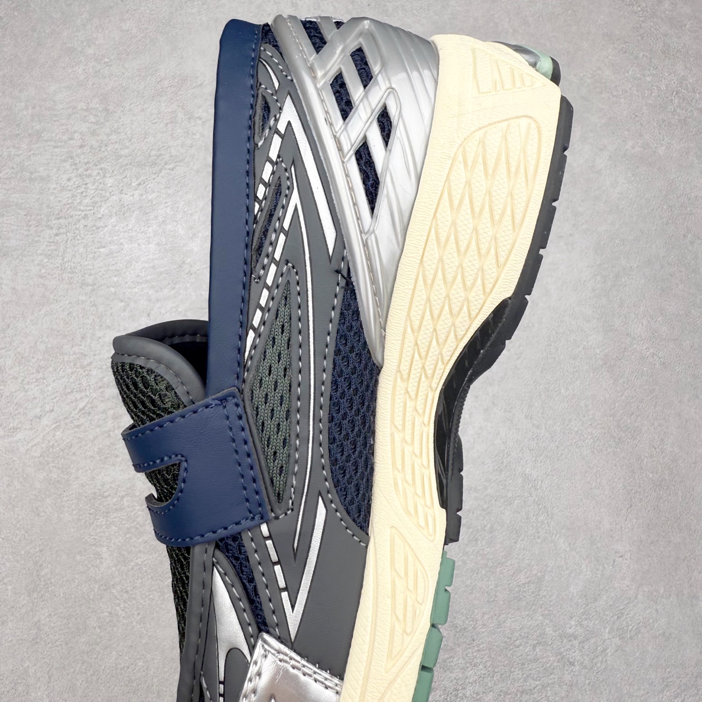 图片[7]-JUNYA WATANABE x New Balance NB 1906R 新百伦联名款舒适百搭防滑低帮生活休闲鞋乐福鞋 Junya Watanabe 和 New Balance 再次联手，推出了全新的合作款——1906 Loafer。这款跨越运动鞋与皮鞋界限的设计。设计将 New Balance 1906R 的技术与经典皮革便鞋的风格完美融合。厚实的鞋底与精致的漆皮鞋面，不仅保留了运动鞋的舒适感，还能轻松驾驭休闲与正式造型。一位国外鞋友对此鞋的评价颇具趣味：“这是开完重要会议后，立马开始 5K 长跑的理想鞋款。”-选品中心