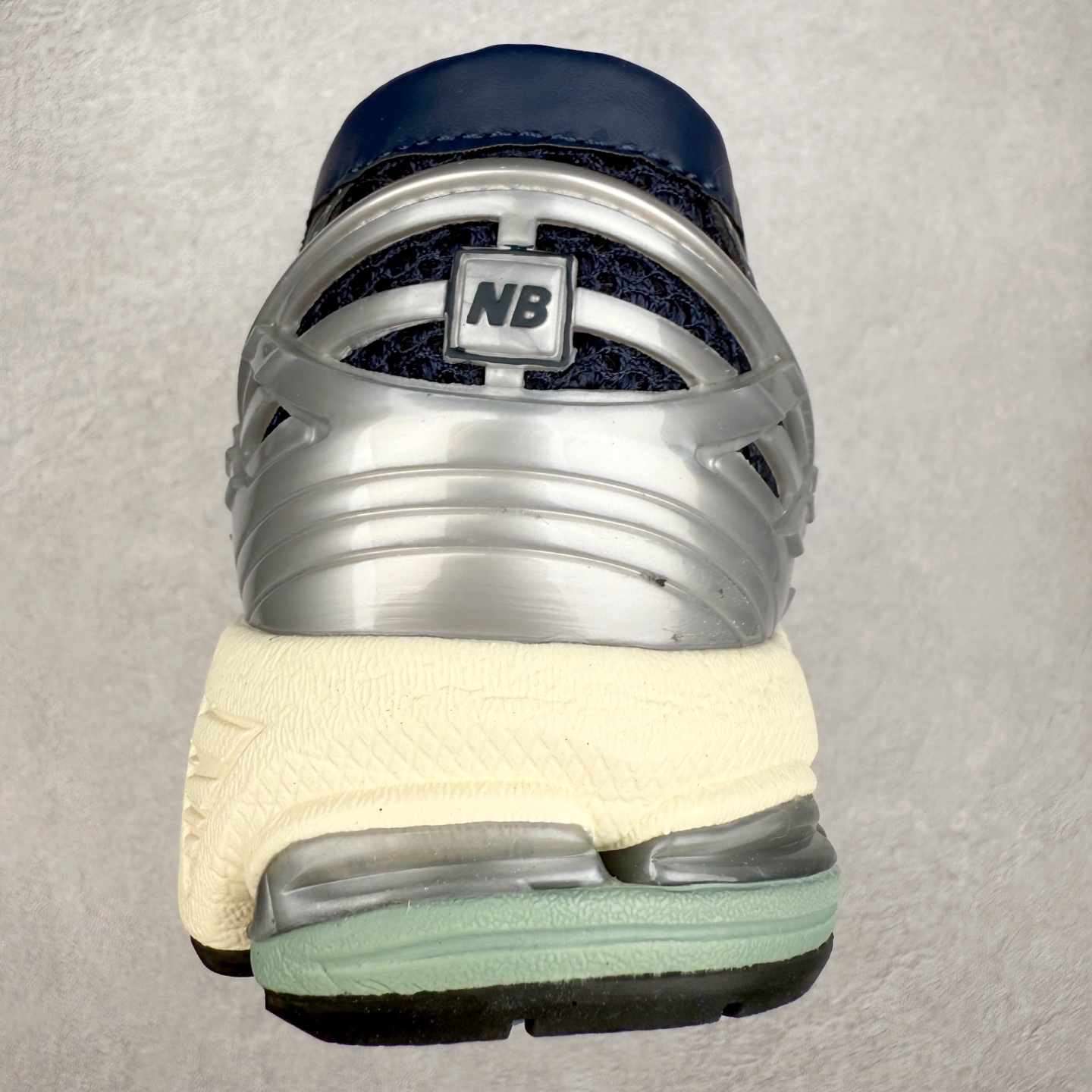 图片[8]-JUNYA WATANABE x New Balance NB 1906R 新百伦联名款舒适百搭防滑低帮生活休闲鞋乐福鞋 Junya Watanabe 和 New Balance 再次联手，推出了全新的合作款——1906 Loafer。这款跨越运动鞋与皮鞋界限的设计。设计将 New Balance 1906R 的技术与经典皮革便鞋的风格完美融合。厚实的鞋底与精致的漆皮鞋面，不仅保留了运动鞋的舒适感，还能轻松驾驭休闲与正式造型。一位国外鞋友对此鞋的评价颇具趣味：“这是开完重要会议后，立马开始 5K 长跑的理想鞋款。”-选品中心