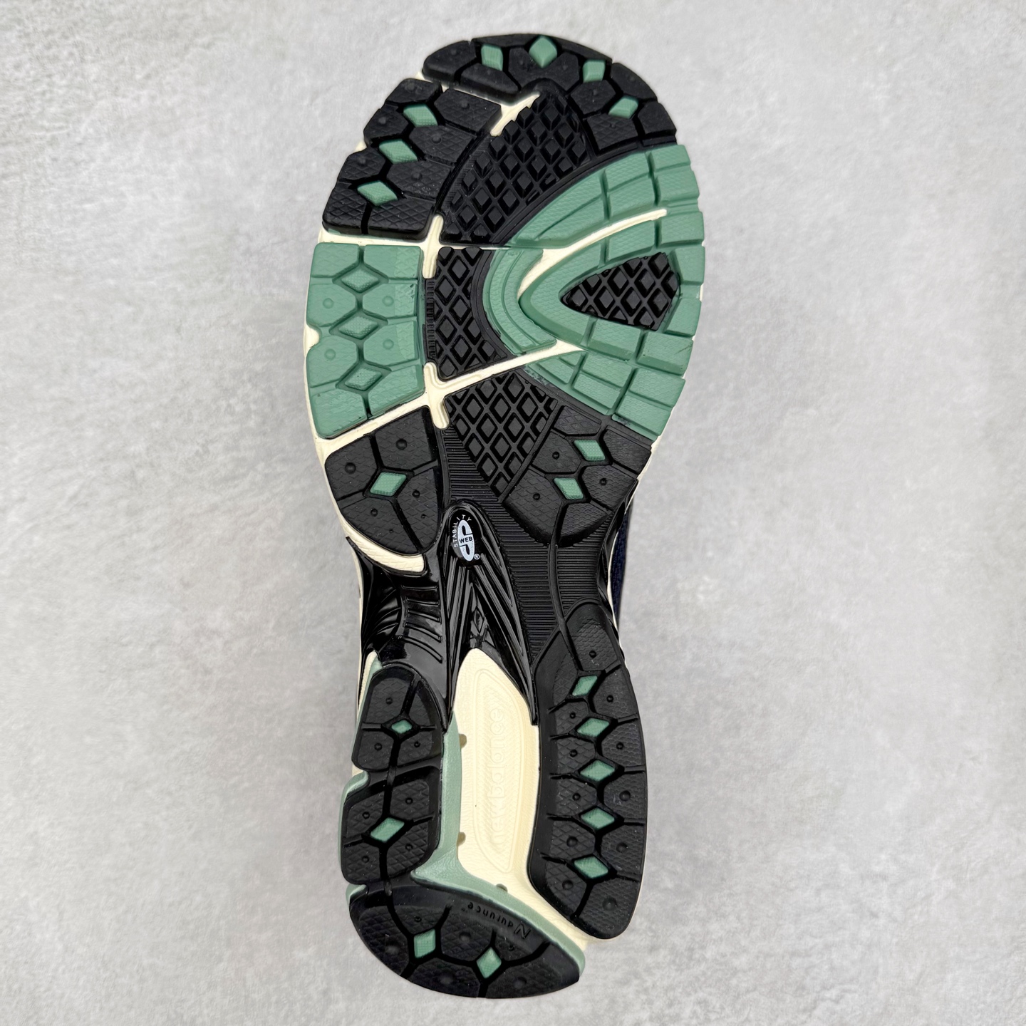 图片[9]-JUNYA WATANABE x New Balance NB 1906R 新百伦联名款舒适百搭防滑低帮生活休闲鞋乐福鞋 Junya Watanabe 和 New Balance 再次联手，推出了全新的合作款——1906 Loafer。这款跨越运动鞋与皮鞋界限的设计。设计将 New Balance 1906R 的技术与经典皮革便鞋的风格完美融合。厚实的鞋底与精致的漆皮鞋面，不仅保留了运动鞋的舒适感，还能轻松驾驭休闲与正式造型。一位国外鞋友对此鞋的评价颇具趣味：“这是开完重要会议后，立马开始 5K 长跑的理想鞋款。”-选品中心