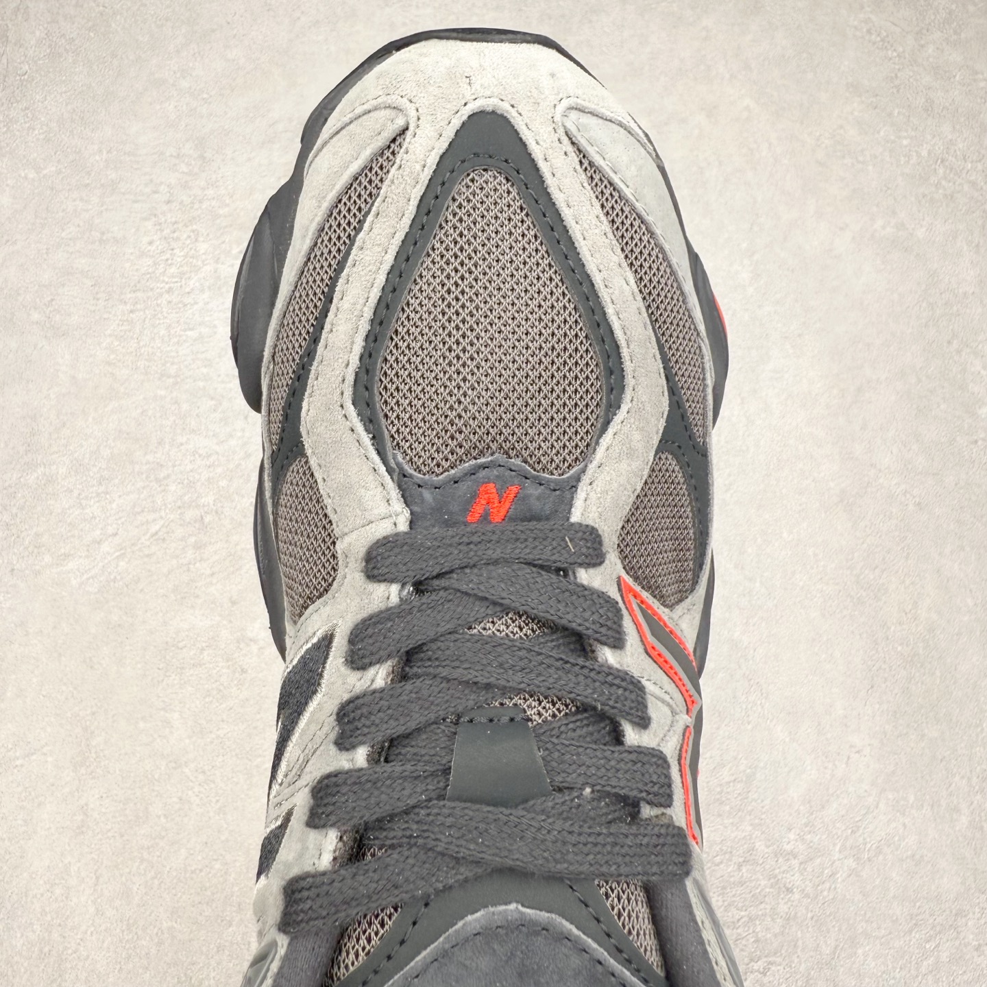 图片[4]-New Balance NB9060 复古运动鞋 新百伦又带来了新鞋型 并且是与芝加哥街头品牌 Joe Freshgoods 的联名款 鞋身主体采用了类似 990 系列的设计风格 与传统复古慢跑鞋区别不大 最大的变化就是鞋底部分 在传统设计的中底外层 增加了多个分区的模块 圆润的线条设计与我们熟悉的 New Balance 风格截然不同 但与同样充满弧形线条的鞋面搭配 看起来毫无违和感 尺码：36-45-选品中心