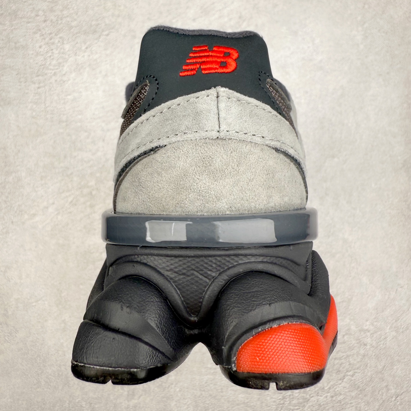 图片[8]-New Balance NB9060 复古运动鞋 新百伦又带来了新鞋型 并且是与芝加哥街头品牌 Joe Freshgoods 的联名款 鞋身主体采用了类似 990 系列的设计风格 与传统复古慢跑鞋区别不大 最大的变化就是鞋底部分 在传统设计的中底外层 增加了多个分区的模块 圆润的线条设计与我们熟悉的 New Balance 风格截然不同 但与同样充满弧形线条的鞋面搭配 看起来毫无违和感 尺码：36-45-选品中心