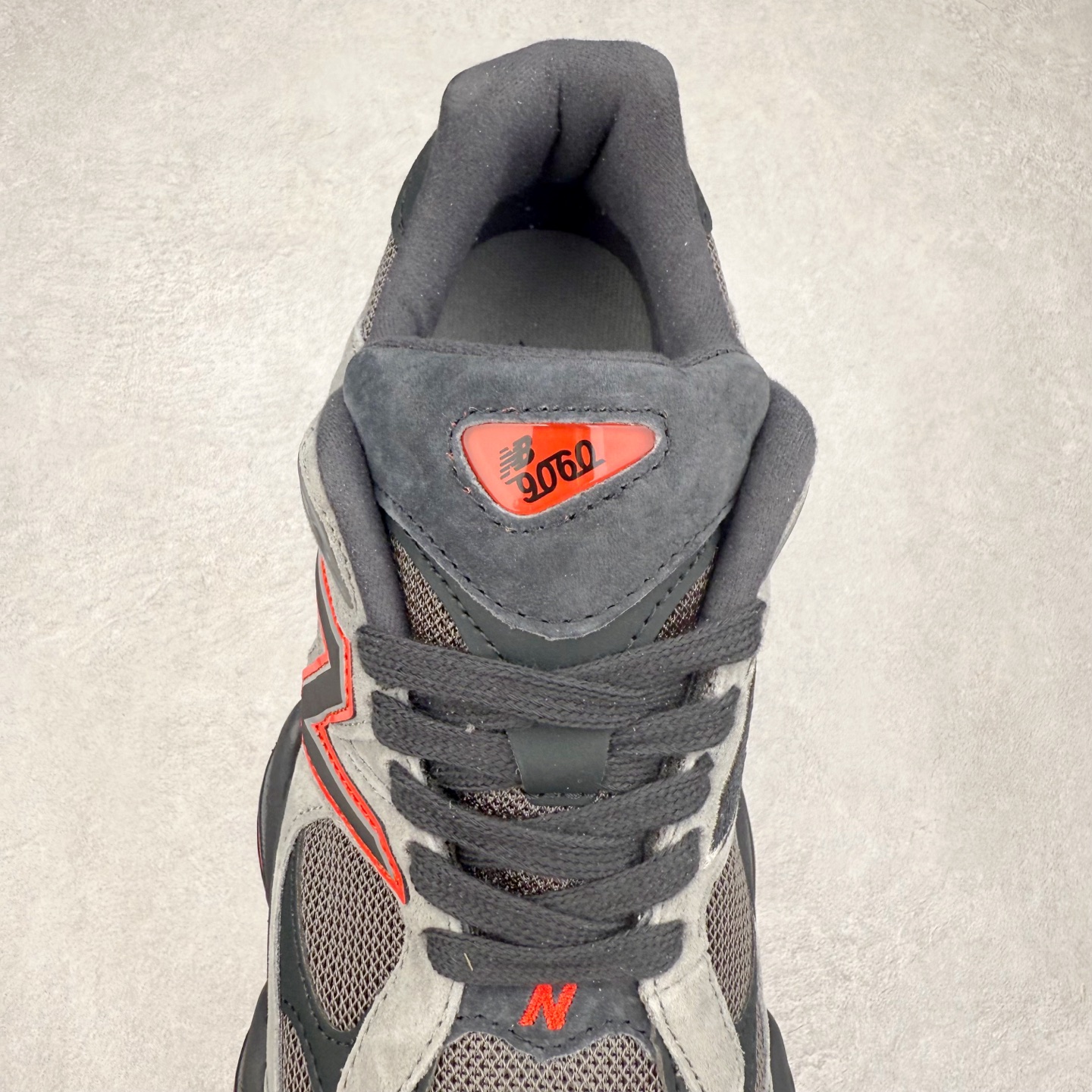 图片[5]-New Balance NB9060 复古运动鞋 新百伦又带来了新鞋型 并且是与芝加哥街头品牌 Joe Freshgoods 的联名款 鞋身主体采用了类似 990 系列的设计风格 与传统复古慢跑鞋区别不大 最大的变化就是鞋底部分 在传统设计的中底外层 增加了多个分区的模块 圆润的线条设计与我们熟悉的 New Balance 风格截然不同 但与同样充满弧形线条的鞋面搭配 看起来毫无违和感 尺码：36-45-选品中心