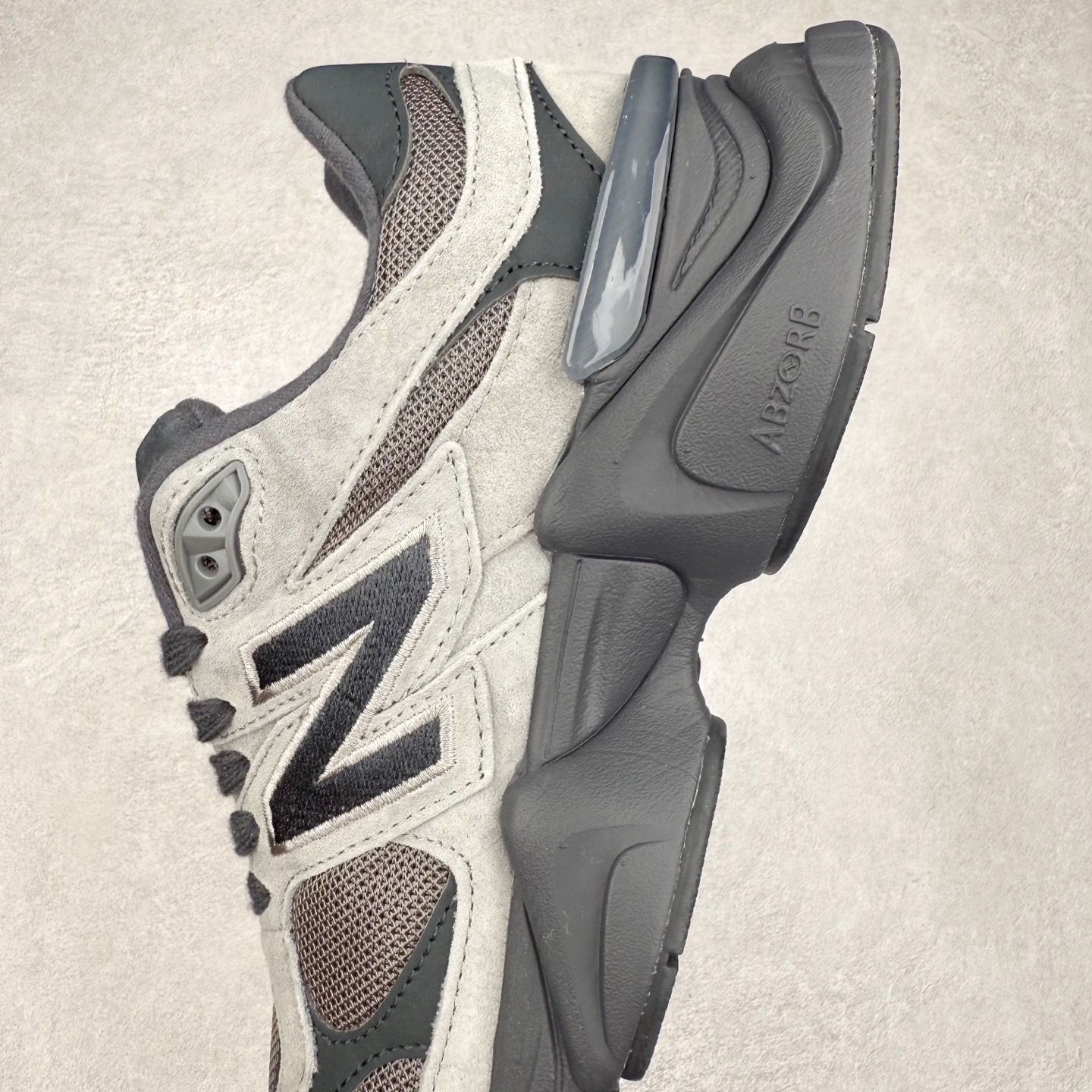 图片[7]-New Balance NB9060 复古运动鞋 新百伦又带来了新鞋型 并且是与芝加哥街头品牌 Joe Freshgoods 的联名款 鞋身主体采用了类似 990 系列的设计风格 与传统复古慢跑鞋区别不大 最大的变化就是鞋底部分 在传统设计的中底外层 增加了多个分区的模块 圆润的线条设计与我们熟悉的 New Balance 风格截然不同 但与同样充满弧形线条的鞋面搭配 看起来毫无违和感 尺码：36-45-选品中心