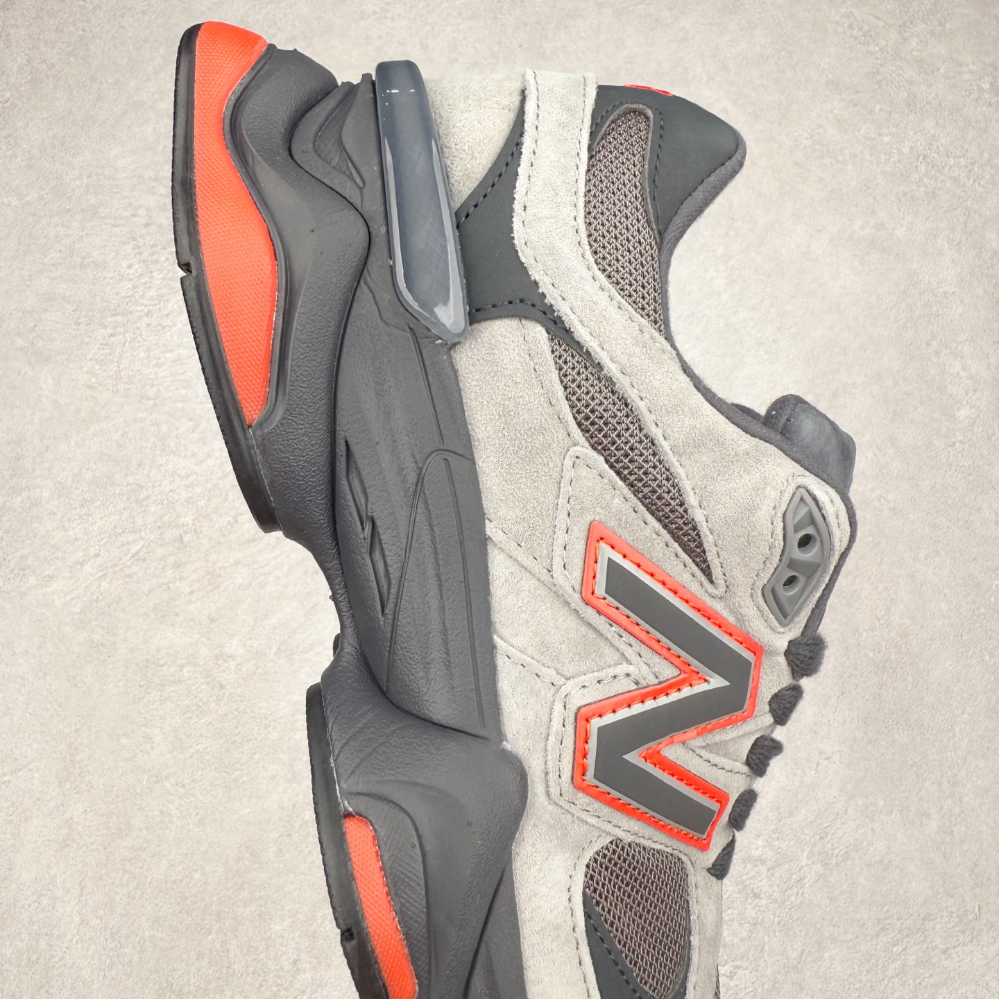 图片[6]-New Balance NB9060 复古运动鞋 新百伦又带来了新鞋型 并且是与芝加哥街头品牌 Joe Freshgoods 的联名款 鞋身主体采用了类似 990 系列的设计风格 与传统复古慢跑鞋区别不大 最大的变化就是鞋底部分 在传统设计的中底外层 增加了多个分区的模块 圆润的线条设计与我们熟悉的 New Balance 风格截然不同 但与同样充满弧形线条的鞋面搭配 看起来毫无违和感 尺码：36-45-选品中心