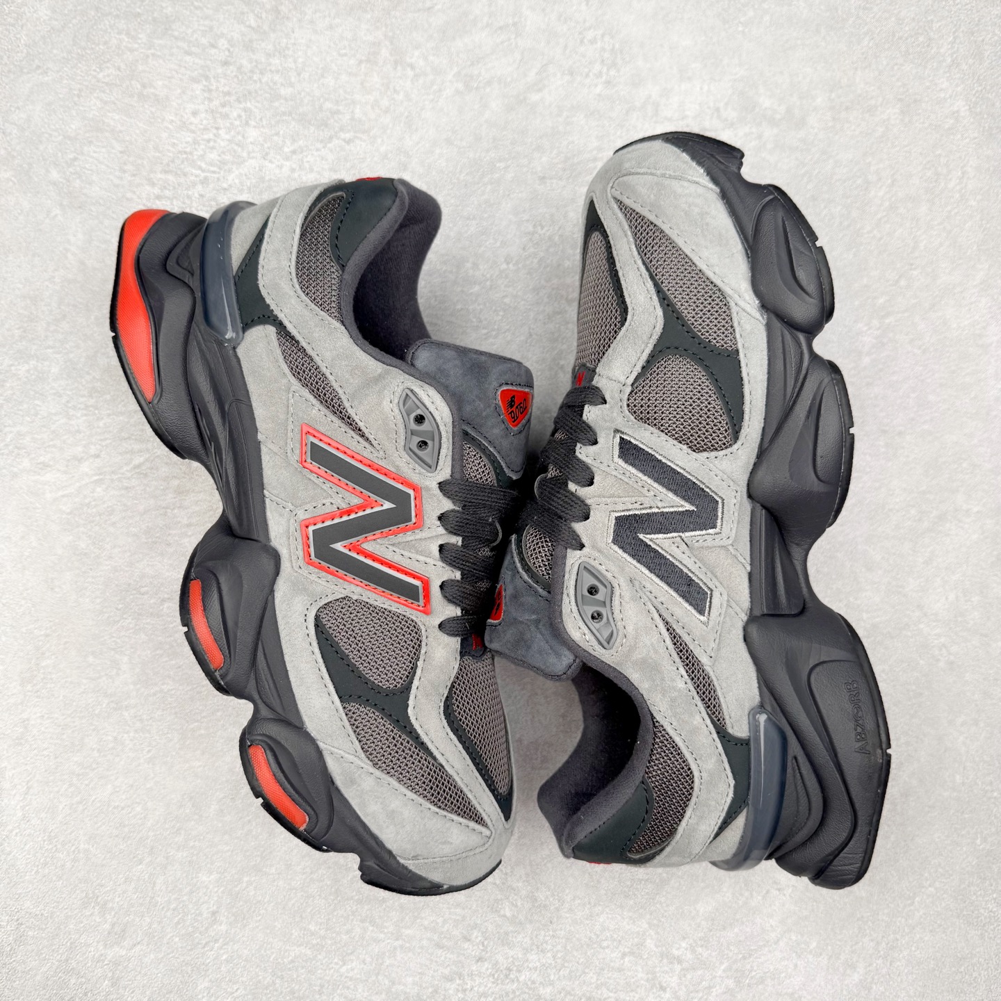 图片[3]-New Balance NB9060 复古运动鞋 新百伦又带来了新鞋型 并且是与芝加哥街头品牌 Joe Freshgoods 的联名款 鞋身主体采用了类似 990 系列的设计风格 与传统复古慢跑鞋区别不大 最大的变化就是鞋底部分 在传统设计的中底外层 增加了多个分区的模块 圆润的线条设计与我们熟悉的 New Balance 风格截然不同 但与同样充满弧形线条的鞋面搭配 看起来毫无违和感 尺码：36-45-选品中心