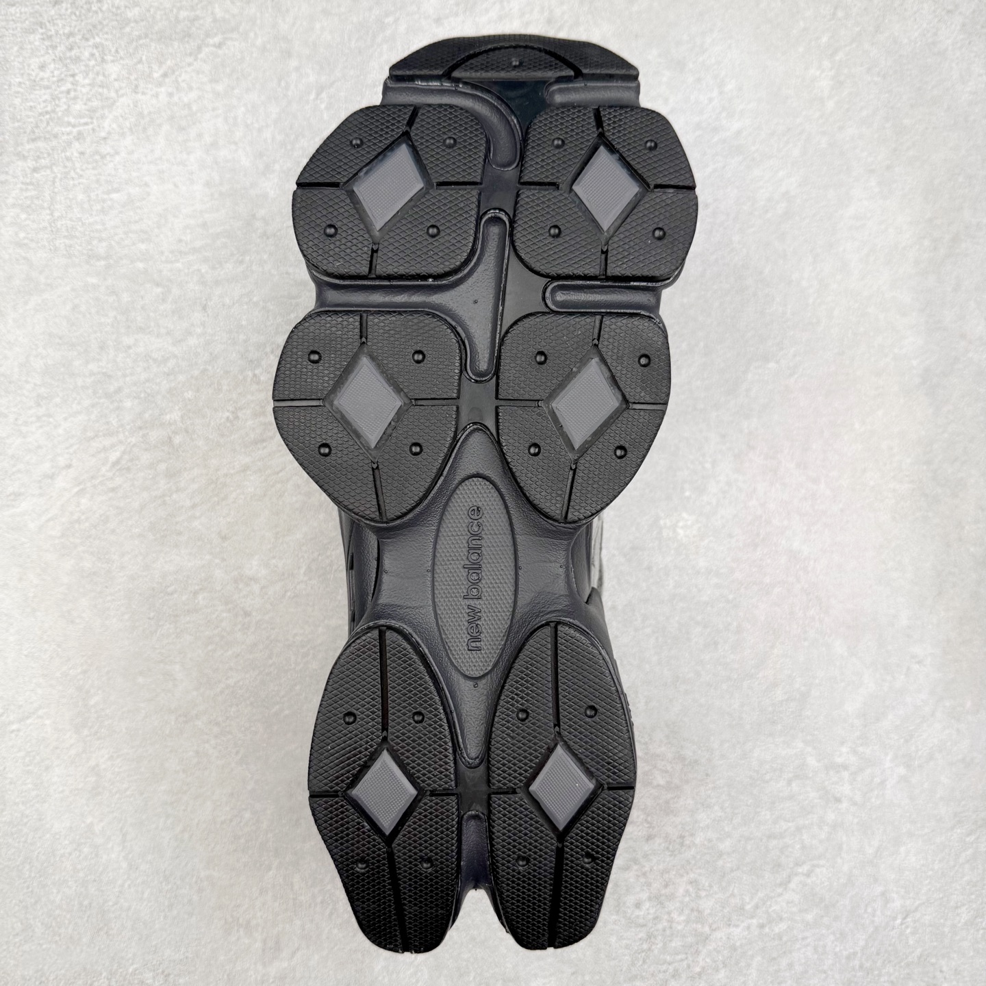 图片[9]-New Balance NB9060 复古运动鞋 新百伦又带来了新鞋型 并且是与芝加哥街头品牌 Joe Freshgoods 的联名款 鞋身主体采用了类似 990 系列的设计风格 与传统复古慢跑鞋区别不大 最大的变化就是鞋底部分 在传统设计的中底外层 增加了多个分区的模块 圆润的线条设计与我们熟悉的 New Balance 风格截然不同 但与同样充满弧形线条的鞋面搭配 看起来毫无违和感 尺码：36-45-选品中心