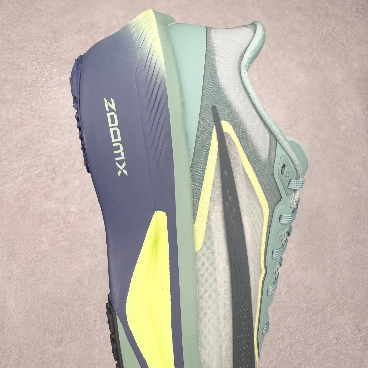 图片[6]-NK ZoomX Invincible Run Flyknit 6 轻量跑鞋 飞织低帮休闲运动慢跑鞋 FN8454-003 此鞋专为短跑运动员而生 是为 5 至 10 公里距离的赛事和训练打造 整体设计采用流线型的轻质工程网眼材质构成鞋面 并与其他 Running 旗舰鞋款同样搭载全脚掌 ZoomX 缓冲中底 搭配 Pebax 物料与橡胶外底 ZoomX StreakFly 首发配色以Prototype呈现 其灵感是来自开发期间的磨损测试 透过编号的标记与内侧的预期跑步距离突出研发过程 尺码：36 36.5 37.5 38 38.5 39 40 40.5 41 42 42.5 43 44 45-选品中心