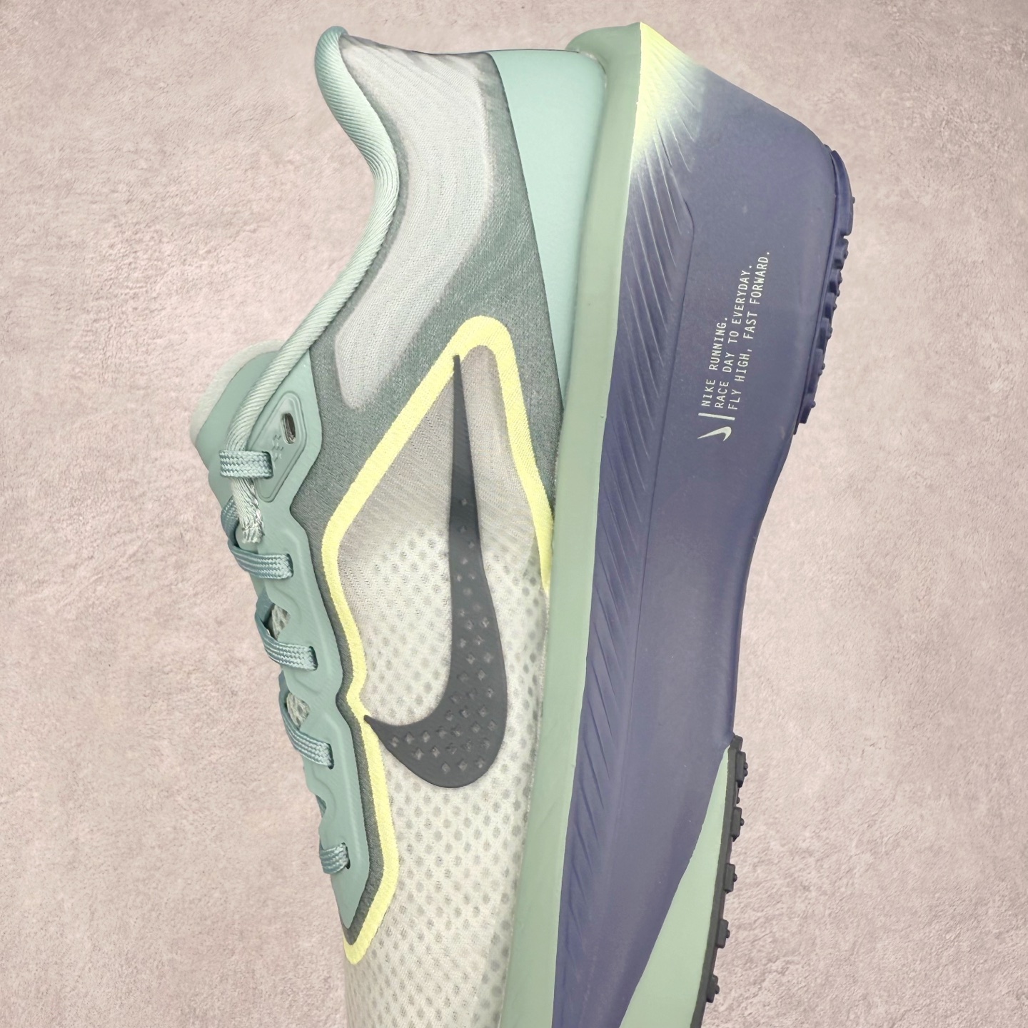 图片[7]-NK ZoomX Invincible Run Flyknit 6 轻量跑鞋 飞织低帮休闲运动慢跑鞋 FN8454-003 此鞋专为短跑运动员而生 是为 5 至 10 公里距离的赛事和训练打造 整体设计采用流线型的轻质工程网眼材质构成鞋面 并与其他 Running 旗舰鞋款同样搭载全脚掌 ZoomX 缓冲中底 搭配 Pebax 物料与橡胶外底 ZoomX StreakFly 首发配色以Prototype呈现 其灵感是来自开发期间的磨损测试 透过编号的标记与内侧的预期跑步距离突出研发过程 尺码：36 36.5 37.5 38 38.5 39 40 40.5 41 42 42.5 43 44 45-选品中心