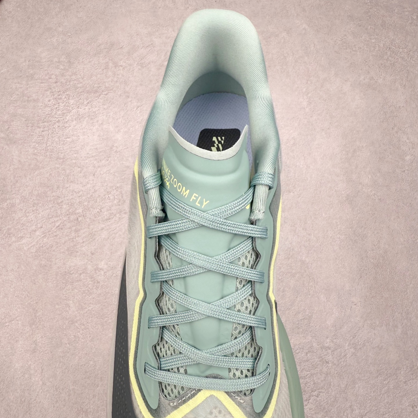 图片[5]-NK ZoomX Invincible Run Flyknit 6 轻量跑鞋 飞织低帮休闲运动慢跑鞋 FN8454-003 此鞋专为短跑运动员而生 是为 5 至 10 公里距离的赛事和训练打造 整体设计采用流线型的轻质工程网眼材质构成鞋面 并与其他 Running 旗舰鞋款同样搭载全脚掌 ZoomX 缓冲中底 搭配 Pebax 物料与橡胶外底 ZoomX StreakFly 首发配色以Prototype呈现 其灵感是来自开发期间的磨损测试 透过编号的标记与内侧的预期跑步距离突出研发过程 尺码：36 36.5 37.5 38 38.5 39 40 40.5 41 42 42.5 43 44 45-选品中心