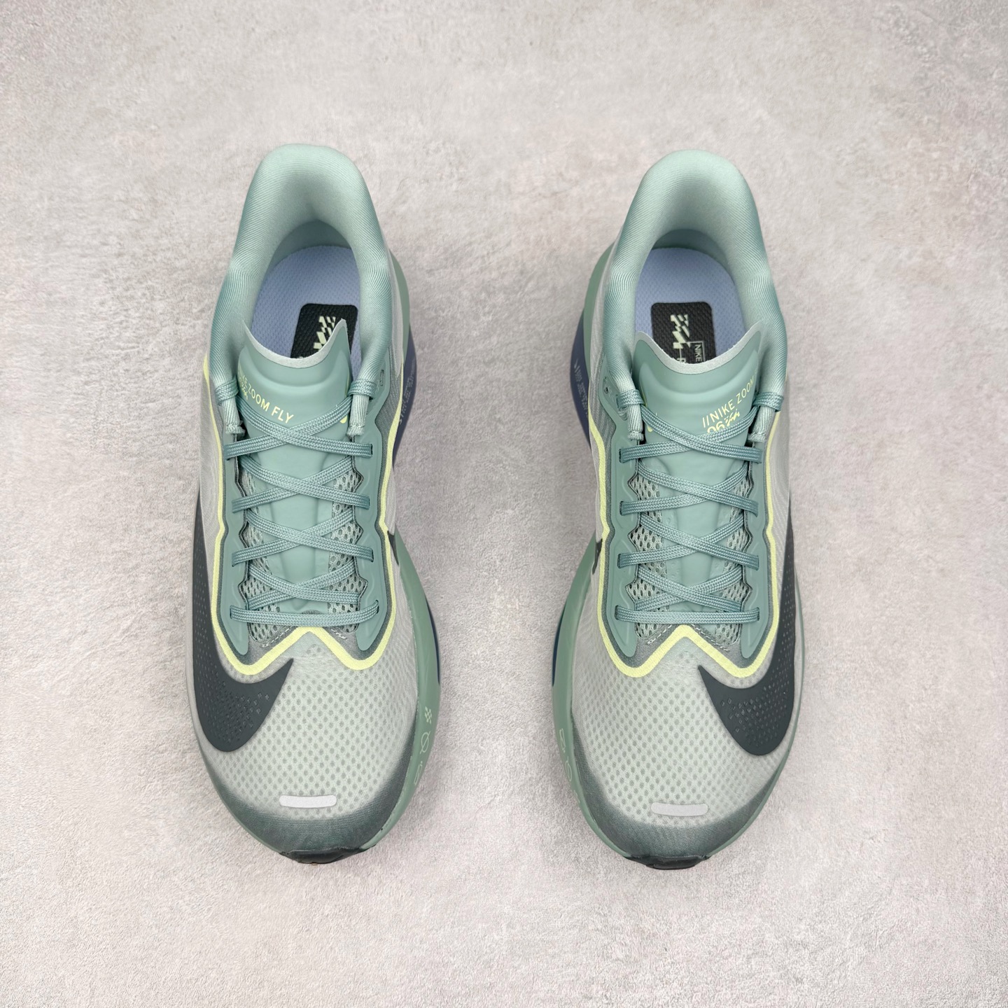 图片[2]-NK ZoomX Invincible Run Flyknit 6 轻量跑鞋 飞织低帮休闲运动慢跑鞋 FN8454-003 此鞋专为短跑运动员而生 是为 5 至 10 公里距离的赛事和训练打造 整体设计采用流线型的轻质工程网眼材质构成鞋面 并与其他 Running 旗舰鞋款同样搭载全脚掌 ZoomX 缓冲中底 搭配 Pebax 物料与橡胶外底 ZoomX StreakFly 首发配色以Prototype呈现 其灵感是来自开发期间的磨损测试 透过编号的标记与内侧的预期跑步距离突出研发过程 尺码：36 36.5 37.5 38 38.5 39 40 40.5 41 42 42.5 43 44 45-选品中心