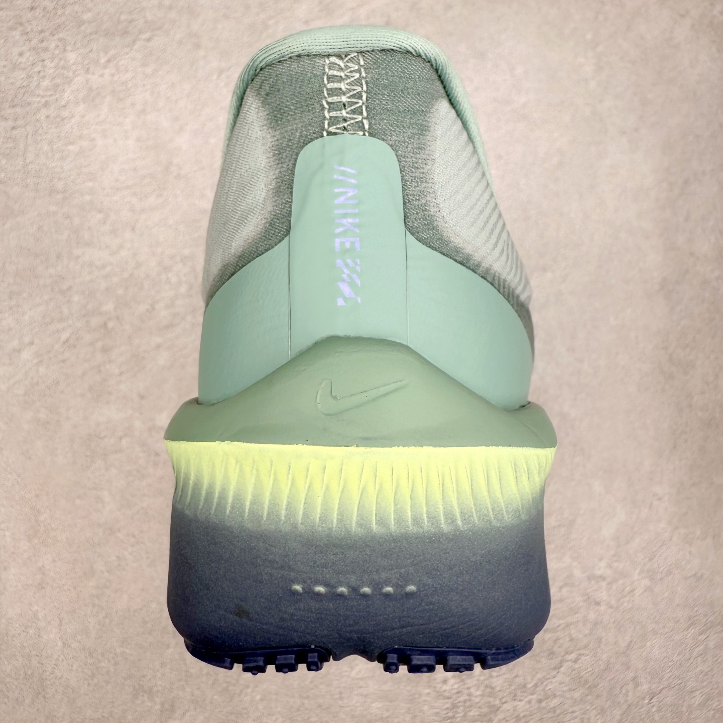 图片[8]-NK ZoomX Invincible Run Flyknit 6 轻量跑鞋 飞织低帮休闲运动慢跑鞋 FN8454-003 此鞋专为短跑运动员而生 是为 5 至 10 公里距离的赛事和训练打造 整体设计采用流线型的轻质工程网眼材质构成鞋面 并与其他 Running 旗舰鞋款同样搭载全脚掌 ZoomX 缓冲中底 搭配 Pebax 物料与橡胶外底 ZoomX StreakFly 首发配色以Prototype呈现 其灵感是来自开发期间的磨损测试 透过编号的标记与内侧的预期跑步距离突出研发过程 尺码：36 36.5 37.5 38 38.5 39 40 40.5 41 42 42.5 43 44 45-选品中心