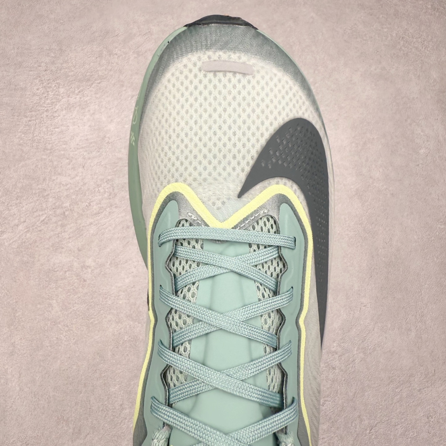 图片[4]-NK ZoomX Invincible Run Flyknit 6 轻量跑鞋 飞织低帮休闲运动慢跑鞋 FN8454-003 此鞋专为短跑运动员而生 是为 5 至 10 公里距离的赛事和训练打造 整体设计采用流线型的轻质工程网眼材质构成鞋面 并与其他 Running 旗舰鞋款同样搭载全脚掌 ZoomX 缓冲中底 搭配 Pebax 物料与橡胶外底 ZoomX StreakFly 首发配色以Prototype呈现 其灵感是来自开发期间的磨损测试 透过编号的标记与内侧的预期跑步距离突出研发过程 尺码：36 36.5 37.5 38 38.5 39 40 40.5 41 42 42.5 43 44 45-选品中心