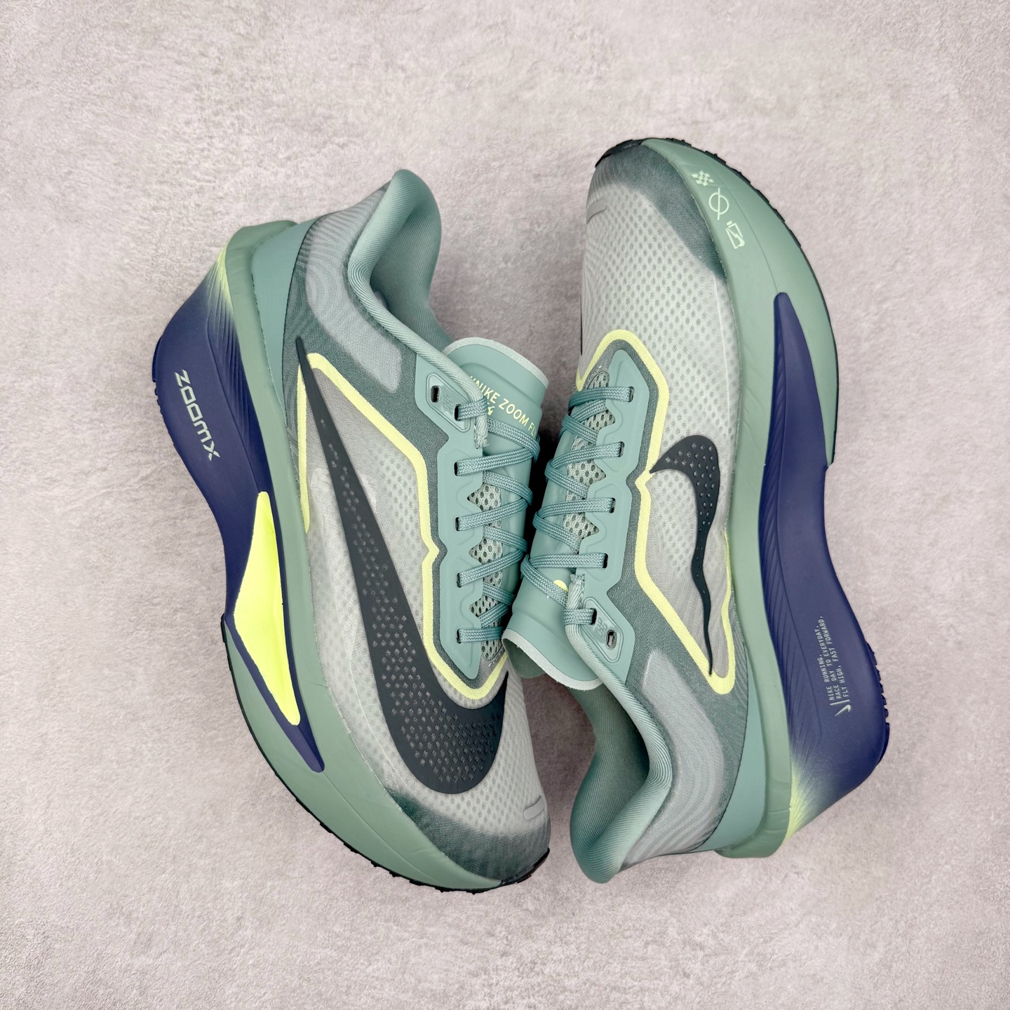 图片[3]-NK ZoomX Invincible Run Flyknit 6 轻量跑鞋 飞织低帮休闲运动慢跑鞋 FN8454-003 此鞋专为短跑运动员而生 是为 5 至 10 公里距离的赛事和训练打造 整体设计采用流线型的轻质工程网眼材质构成鞋面 并与其他 Running 旗舰鞋款同样搭载全脚掌 ZoomX 缓冲中底 搭配 Pebax 物料与橡胶外底 ZoomX StreakFly 首发配色以Prototype呈现 其灵感是来自开发期间的磨损测试 透过编号的标记与内侧的预期跑步距离突出研发过程 尺码：36 36.5 37.5 38 38.5 39 40 40.5 41 42 42.5 43 44 45-选品中心