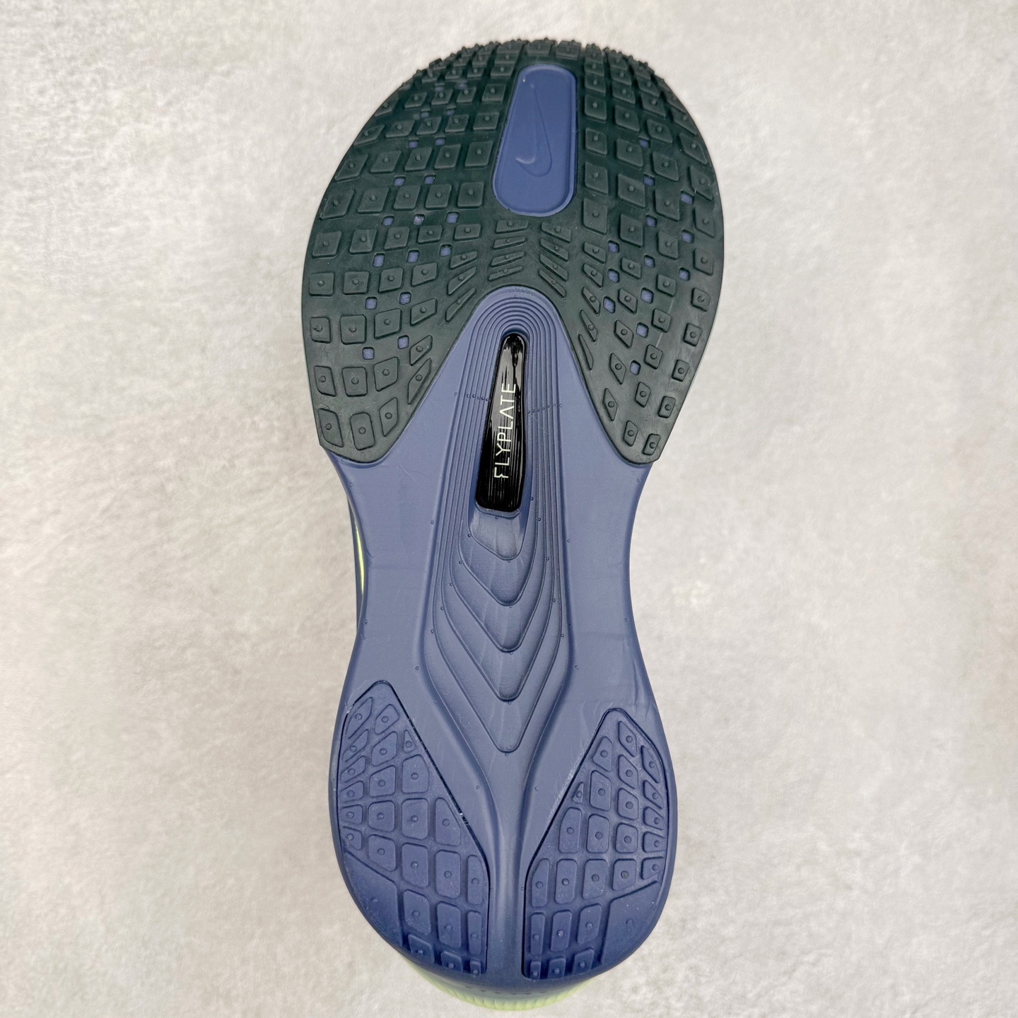 图片[9]-NK ZoomX Invincible Run Flyknit 6 轻量跑鞋 飞织低帮休闲运动慢跑鞋 FN8454-003 此鞋专为短跑运动员而生 是为 5 至 10 公里距离的赛事和训练打造 整体设计采用流线型的轻质工程网眼材质构成鞋面 并与其他 Running 旗舰鞋款同样搭载全脚掌 ZoomX 缓冲中底 搭配 Pebax 物料与橡胶外底 ZoomX StreakFly 首发配色以Prototype呈现 其灵感是来自开发期间的磨损测试 透过编号的标记与内侧的预期跑步距离突出研发过程 尺码：36 36.5 37.5 38 38.5 39 40 40.5 41 42 42.5 43 44 45-选品中心