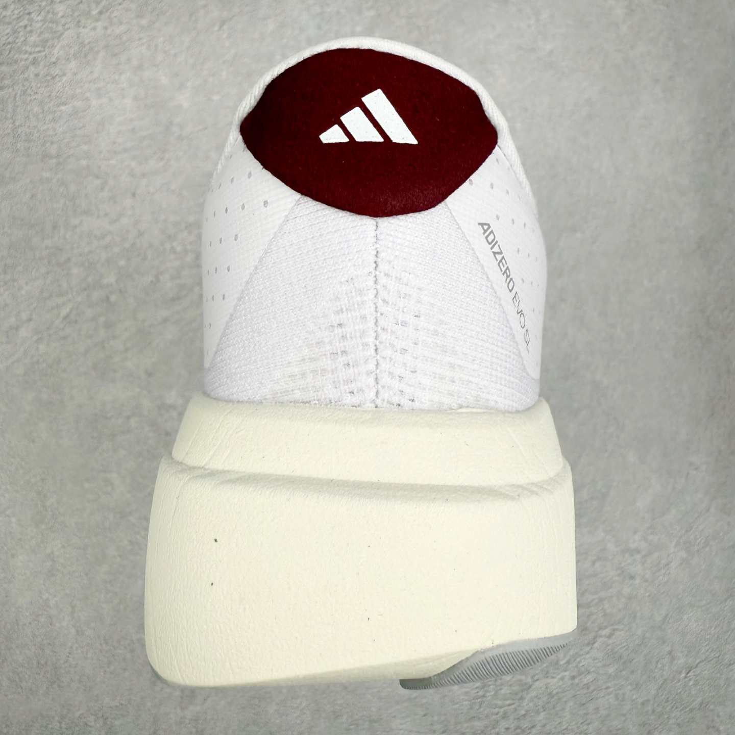 图片[8]-AD Adizero EVO SL 马拉松竞速专业跑鞋 JQ4566 CELERMESH针织网面非常轻薄 纤维间的缝隙很大 可以保证跑步时的透气、排汗效果 鞋舌直接与两侧的内衬和鞋底连接在一起 在跑步过程中不会被鞋舌的左右移动所困扰 在标准鞋带孔的基础上再拓宽一组鞋带孔 适合不同脚型的需求 突破性 EnergyRods 技术，有助于跑者实现更好的成绩 中底独特的LIGHTSTRIKE PRO泡棉材质 微弹感觉在跑步过程中给予了良好的支撑体验 对于顶级精英和高水平进阶跑者来说 ADIOS PRO是一双值得信赖的竞速比赛用鞋 尺码：36 36.5 37.5 38 38.5 39 40 40.5 41 42 42.5 43 44 44.5 45-选品中心