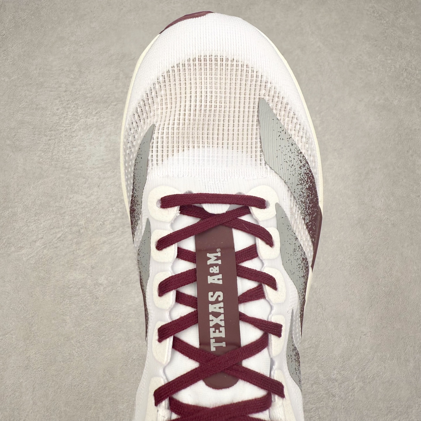 图片[4]-AD Adizero EVO SL 马拉松竞速专业跑鞋 JQ4566 CELERMESH针织网面非常轻薄 纤维间的缝隙很大 可以保证跑步时的透气、排汗效果 鞋舌直接与两侧的内衬和鞋底连接在一起 在跑步过程中不会被鞋舌的左右移动所困扰 在标准鞋带孔的基础上再拓宽一组鞋带孔 适合不同脚型的需求 突破性 EnergyRods 技术，有助于跑者实现更好的成绩 中底独特的LIGHTSTRIKE PRO泡棉材质 微弹感觉在跑步过程中给予了良好的支撑体验 对于顶级精英和高水平进阶跑者来说 ADIOS PRO是一双值得信赖的竞速比赛用鞋 尺码：36 36.5 37.5 38 38.5 39 40 40.5 41 42 42.5 43 44 44.5 45-选品中心