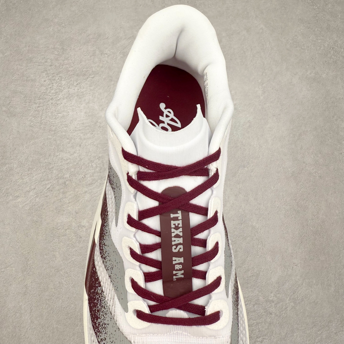 图片[5]-AD Adizero EVO SL 马拉松竞速专业跑鞋 JQ4566 CELERMESH针织网面非常轻薄 纤维间的缝隙很大 可以保证跑步时的透气、排汗效果 鞋舌直接与两侧的内衬和鞋底连接在一起 在跑步过程中不会被鞋舌的左右移动所困扰 在标准鞋带孔的基础上再拓宽一组鞋带孔 适合不同脚型的需求 突破性 EnergyRods 技术，有助于跑者实现更好的成绩 中底独特的LIGHTSTRIKE PRO泡棉材质 微弹感觉在跑步过程中给予了良好的支撑体验 对于顶级精英和高水平进阶跑者来说 ADIOS PRO是一双值得信赖的竞速比赛用鞋 尺码：36 36.5 37.5 38 38.5 39 40 40.5 41 42 42.5 43 44 44.5 45-选品中心