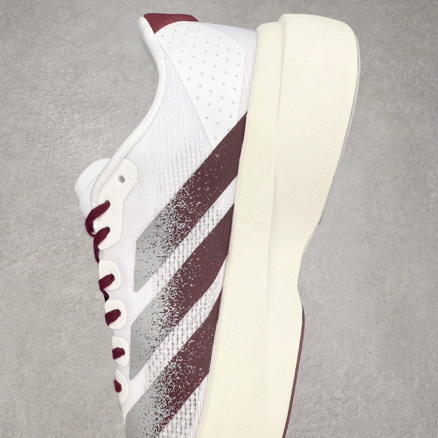 图片[7]-AD Adizero EVO SL 马拉松竞速专业跑鞋 JQ4566 CELERMESH针织网面非常轻薄 纤维间的缝隙很大 可以保证跑步时的透气、排汗效果 鞋舌直接与两侧的内衬和鞋底连接在一起 在跑步过程中不会被鞋舌的左右移动所困扰 在标准鞋带孔的基础上再拓宽一组鞋带孔 适合不同脚型的需求 突破性 EnergyRods 技术，有助于跑者实现更好的成绩 中底独特的LIGHTSTRIKE PRO泡棉材质 微弹感觉在跑步过程中给予了良好的支撑体验 对于顶级精英和高水平进阶跑者来说 ADIOS PRO是一双值得信赖的竞速比赛用鞋 尺码：36 36.5 37.5 38 38.5 39 40 40.5 41 42 42.5 43 44 44.5 45-选品中心