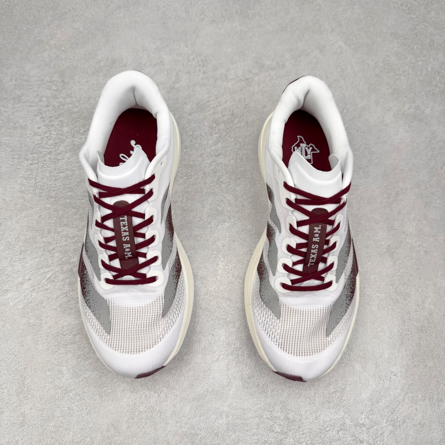 图片[2]-AD Adizero EVO SL 马拉松竞速专业跑鞋 JQ4566 CELERMESH针织网面非常轻薄 纤维间的缝隙很大 可以保证跑步时的透气、排汗效果 鞋舌直接与两侧的内衬和鞋底连接在一起 在跑步过程中不会被鞋舌的左右移动所困扰 在标准鞋带孔的基础上再拓宽一组鞋带孔 适合不同脚型的需求 突破性 EnergyRods 技术，有助于跑者实现更好的成绩 中底独特的LIGHTSTRIKE PRO泡棉材质 微弹感觉在跑步过程中给予了良好的支撑体验 对于顶级精英和高水平进阶跑者来说 ADIOS PRO是一双值得信赖的竞速比赛用鞋 尺码：36 36.5 37.5 38 38.5 39 40 40.5 41 42 42.5 43 44 44.5 45-选品中心