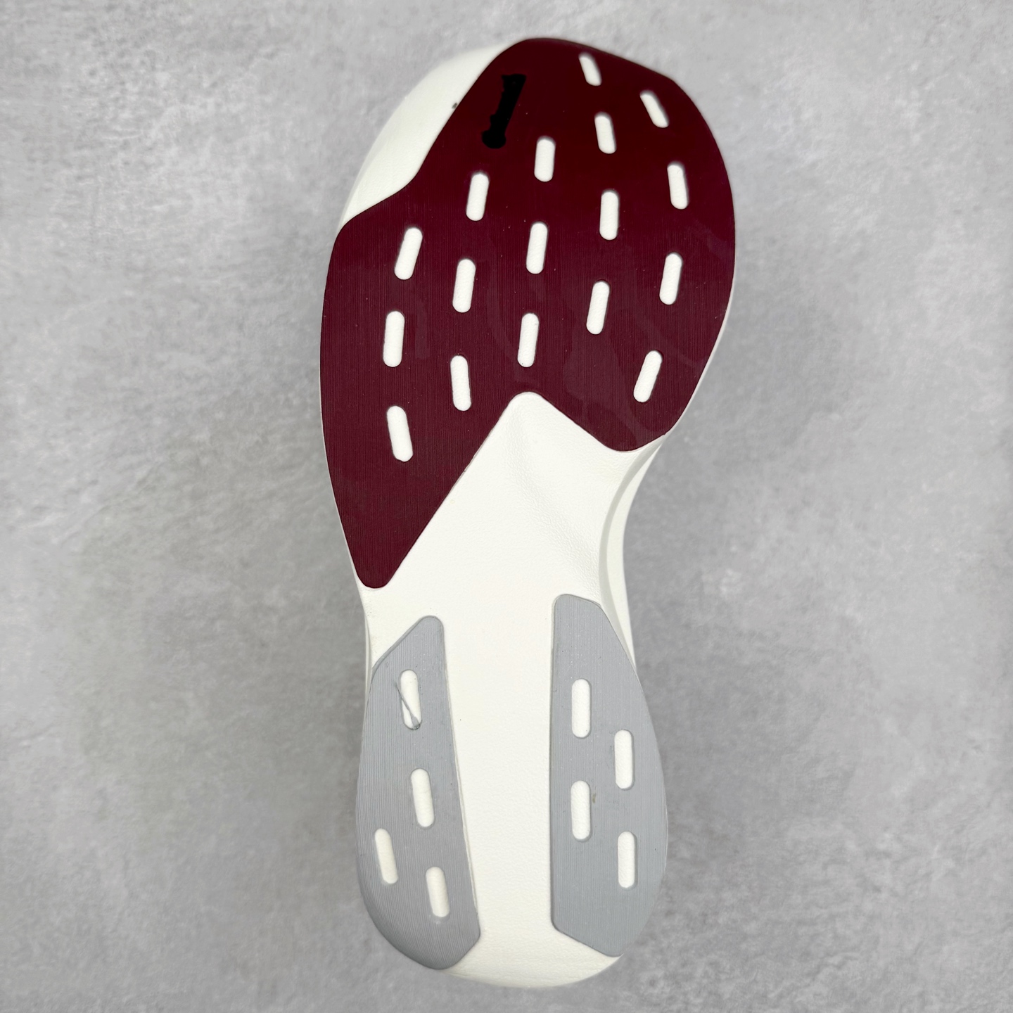 图片[9]-AD Adizero EVO SL 马拉松竞速专业跑鞋 JQ4566 CELERMESH针织网面非常轻薄 纤维间的缝隙很大 可以保证跑步时的透气、排汗效果 鞋舌直接与两侧的内衬和鞋底连接在一起 在跑步过程中不会被鞋舌的左右移动所困扰 在标准鞋带孔的基础上再拓宽一组鞋带孔 适合不同脚型的需求 突破性 EnergyRods 技术，有助于跑者实现更好的成绩 中底独特的LIGHTSTRIKE PRO泡棉材质 微弹感觉在跑步过程中给予了良好的支撑体验 对于顶级精英和高水平进阶跑者来说 ADIOS PRO是一双值得信赖的竞速比赛用鞋 尺码：36 36.5 37.5 38 38.5 39 40 40.5 41 42 42.5 43 44 44.5 45-选品中心