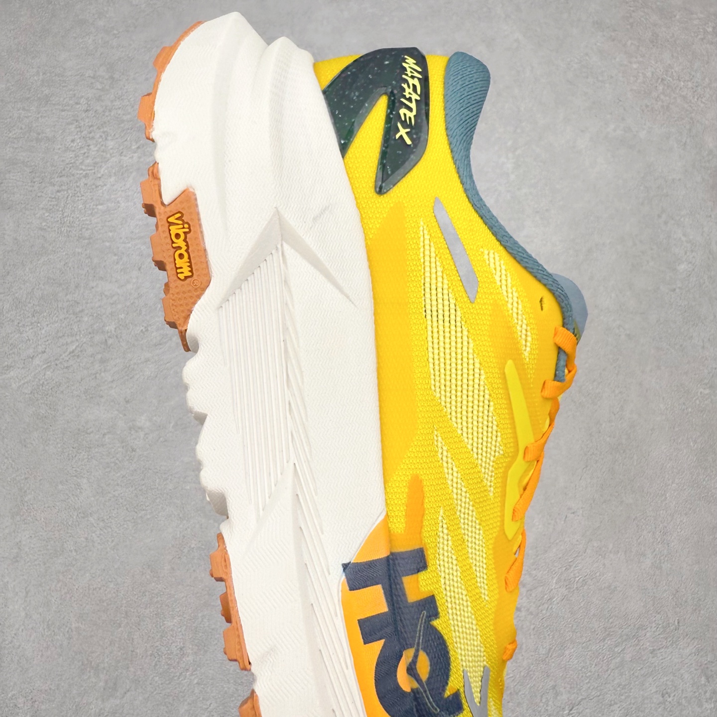 图片[6]-HOKA ONE ONE Mafate X 舒适轻盈低帮休闲越野跑步鞋 HOKA ONE ONE是来自美国的跑步鞋知名品牌，创立于2009年，始终致力于为所有跑者提供更新、更好的跑步装备。相比常规跑鞋，HOKA ONE ONE特别研发使用性能独特的几何形跑鞋中底，此种鞋底更厚、更高、回弹性也更好，除了卓越的缓冲性能，它还能为各种阶段的跑者带来更具动感、更加稳定的跑步体验。HOKAONE ONE从设计之初就清楚意识到，要保证跑者步幅的均匀一致，双脚自然而然的运动至关重要。实拍调校N版已经零色差零失真 百分百还原实物色彩所见即所得 不存在货不对板色差等低级问题 选购参考实物拍摄 不混卖不参货 只用心做好货严格选品 承诺混一赔十 尺码：36 36.5 37.5 38 38.5 39 40 40.5 41 42 42.5 43 44 44.5 45-选品中心