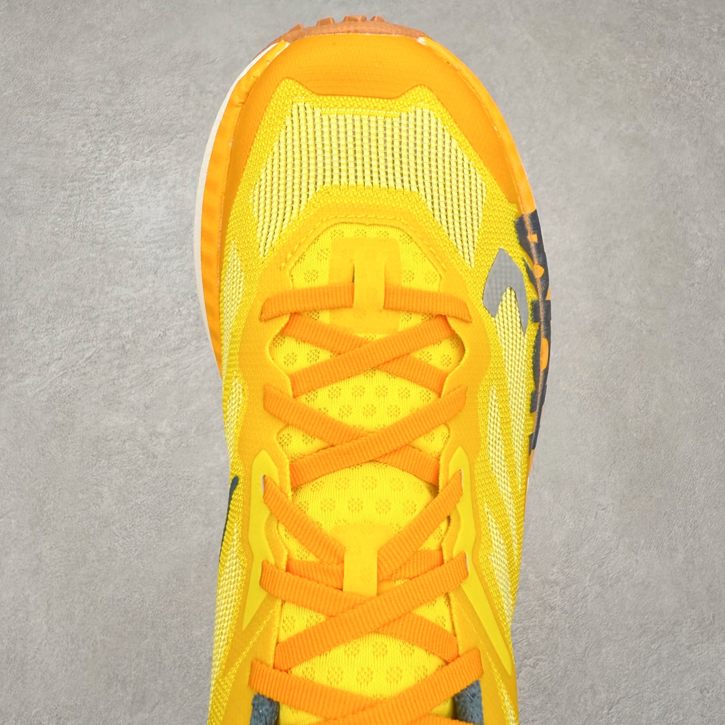 图片[4]-HOKA ONE ONE Mafate X 舒适轻盈低帮休闲越野跑步鞋 HOKA ONE ONE是来自美国的跑步鞋知名品牌，创立于2009年，始终致力于为所有跑者提供更新、更好的跑步装备。相比常规跑鞋，HOKA ONE ONE特别研发使用性能独特的几何形跑鞋中底，此种鞋底更厚、更高、回弹性也更好，除了卓越的缓冲性能，它还能为各种阶段的跑者带来更具动感、更加稳定的跑步体验。HOKAONE ONE从设计之初就清楚意识到，要保证跑者步幅的均匀一致，双脚自然而然的运动至关重要。实拍调校N版已经零色差零失真 百分百还原实物色彩所见即所得 不存在货不对板色差等低级问题 选购参考实物拍摄 不混卖不参货 只用心做好货严格选品 承诺混一赔十 尺码：36 36.5 37.5 38 38.5 39 40 40.5 41 42 42.5 43 44 44.5 45-选品中心