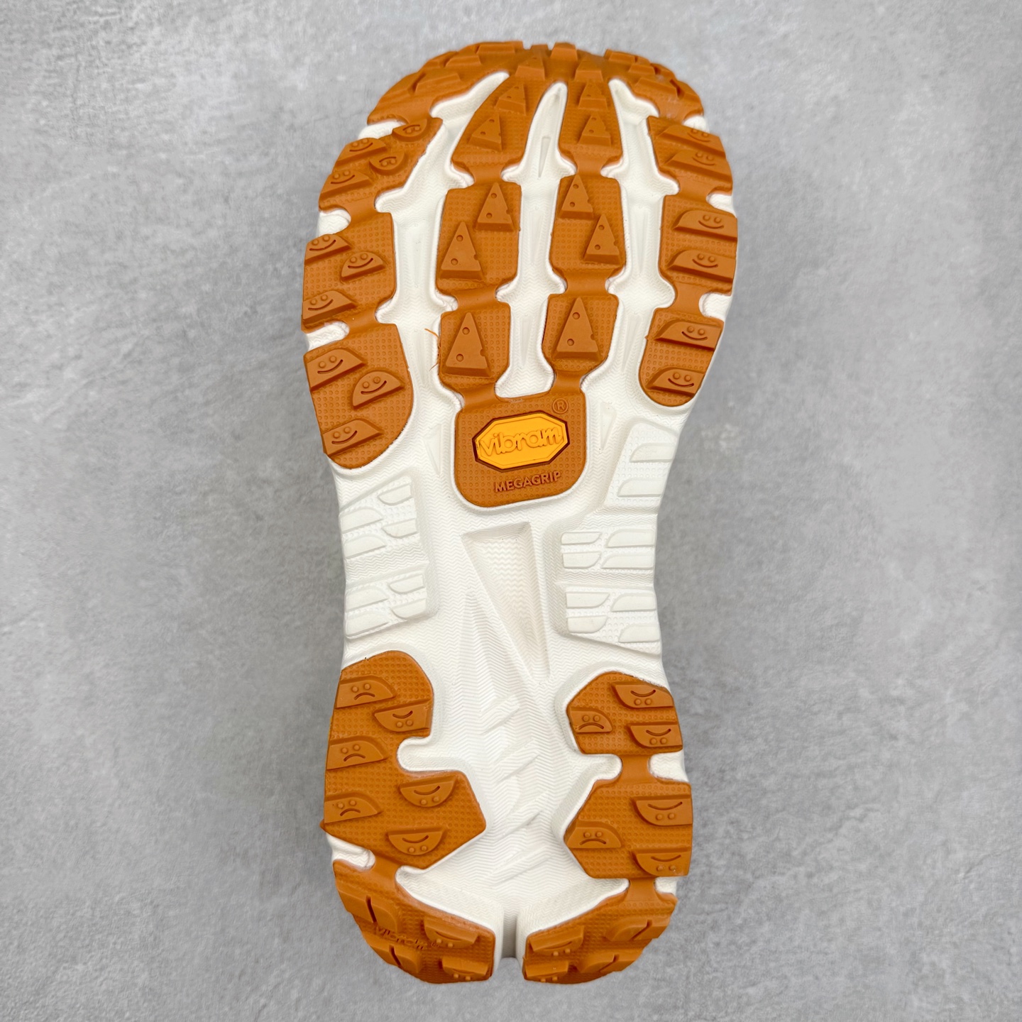 图片[9]-HOKA ONE ONE Mafate X 舒适轻盈低帮休闲越野跑步鞋 HOKA ONE ONE是来自美国的跑步鞋知名品牌，创立于2009年，始终致力于为所有跑者提供更新、更好的跑步装备。相比常规跑鞋，HOKA ONE ONE特别研发使用性能独特的几何形跑鞋中底，此种鞋底更厚、更高、回弹性也更好，除了卓越的缓冲性能，它还能为各种阶段的跑者带来更具动感、更加稳定的跑步体验。HOKAONE ONE从设计之初就清楚意识到，要保证跑者步幅的均匀一致，双脚自然而然的运动至关重要。实拍调校N版已经零色差零失真 百分百还原实物色彩所见即所得 不存在货不对板色差等低级问题 选购参考实物拍摄 不混卖不参货 只用心做好货严格选品 承诺混一赔十 尺码：36 36.5 37.5 38 38.5 39 40 40.5 41 42 42.5 43 44 44.5 45-选品中心