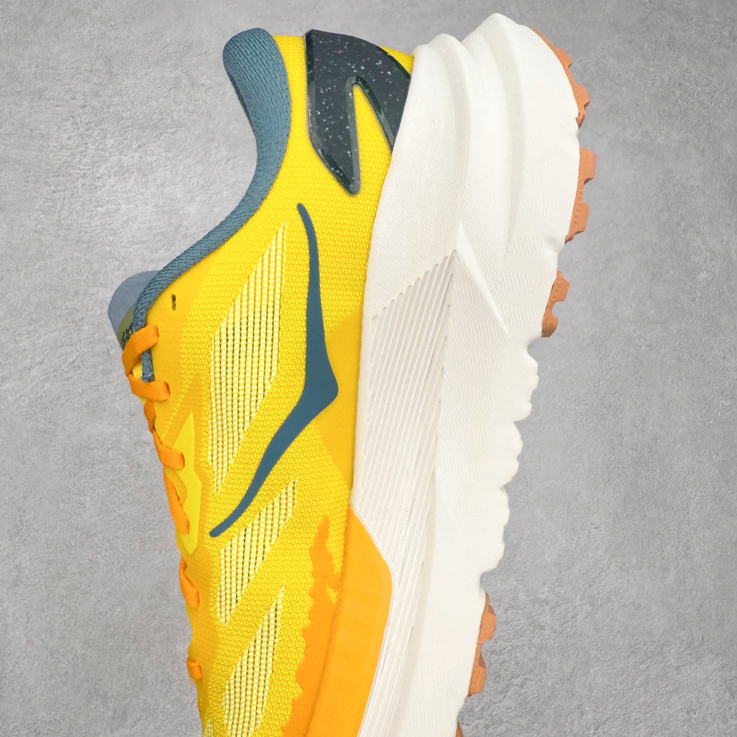 图片[7]-HOKA ONE ONE Mafate X 舒适轻盈低帮休闲越野跑步鞋 HOKA ONE ONE是来自美国的跑步鞋知名品牌，创立于2009年，始终致力于为所有跑者提供更新、更好的跑步装备。相比常规跑鞋，HOKA ONE ONE特别研发使用性能独特的几何形跑鞋中底，此种鞋底更厚、更高、回弹性也更好，除了卓越的缓冲性能，它还能为各种阶段的跑者带来更具动感、更加稳定的跑步体验。HOKAONE ONE从设计之初就清楚意识到，要保证跑者步幅的均匀一致，双脚自然而然的运动至关重要。实拍调校N版已经零色差零失真 百分百还原实物色彩所见即所得 不存在货不对板色差等低级问题 选购参考实物拍摄 不混卖不参货 只用心做好货严格选品 承诺混一赔十 尺码：36 36.5 37.5 38 38.5 39 40 40.5 41 42 42.5 43 44 44.5 45-选品中心