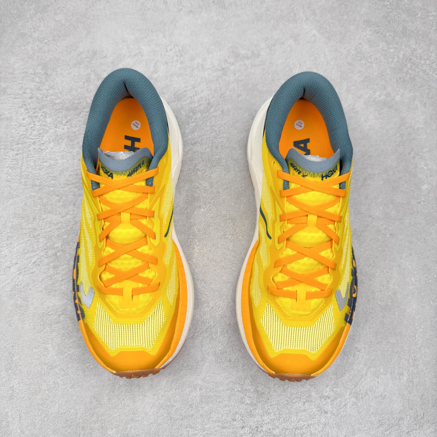 图片[2]-HOKA ONE ONE Mafate X 舒适轻盈低帮休闲越野跑步鞋 HOKA ONE ONE是来自美国的跑步鞋知名品牌，创立于2009年，始终致力于为所有跑者提供更新、更好的跑步装备。相比常规跑鞋，HOKA ONE ONE特别研发使用性能独特的几何形跑鞋中底，此种鞋底更厚、更高、回弹性也更好，除了卓越的缓冲性能，它还能为各种阶段的跑者带来更具动感、更加稳定的跑步体验。HOKAONE ONE从设计之初就清楚意识到，要保证跑者步幅的均匀一致，双脚自然而然的运动至关重要。实拍调校N版已经零色差零失真 百分百还原实物色彩所见即所得 不存在货不对板色差等低级问题 选购参考实物拍摄 不混卖不参货 只用心做好货严格选品 承诺混一赔十 尺码：36 36.5 37.5 38 38.5 39 40 40.5 41 42 42.5 43 44 44.5 45-选品中心