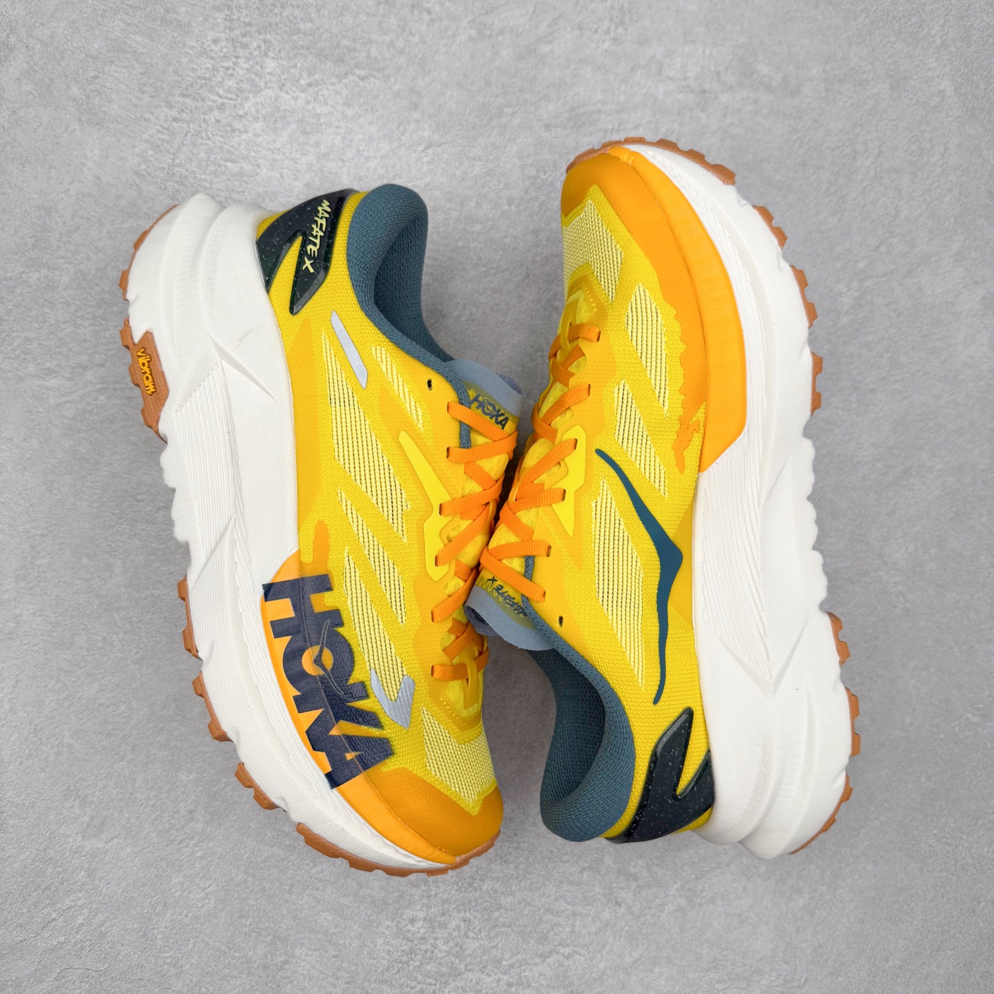 图片[3]-HOKA ONE ONE Mafate X 舒适轻盈低帮休闲越野跑步鞋 HOKA ONE ONE是来自美国的跑步鞋知名品牌，创立于2009年，始终致力于为所有跑者提供更新、更好的跑步装备。相比常规跑鞋，HOKA ONE ONE特别研发使用性能独特的几何形跑鞋中底，此种鞋底更厚、更高、回弹性也更好，除了卓越的缓冲性能，它还能为各种阶段的跑者带来更具动感、更加稳定的跑步体验。HOKAONE ONE从设计之初就清楚意识到，要保证跑者步幅的均匀一致，双脚自然而然的运动至关重要。实拍调校N版已经零色差零失真 百分百还原实物色彩所见即所得 不存在货不对板色差等低级问题 选购参考实物拍摄 不混卖不参货 只用心做好货严格选品 承诺混一赔十 尺码：36 36.5 37.5 38 38.5 39 40 40.5 41 42 42.5 43 44 44.5 45-选品中心