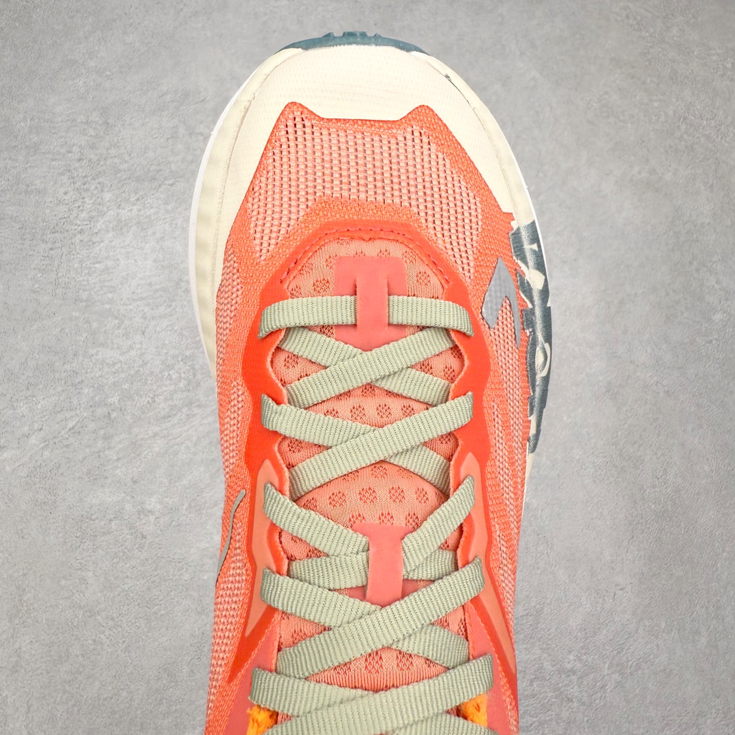 图片[4]-HOKA ONE ONE Mafate X 舒适轻盈低帮休闲越野跑步鞋 HOKA ONE ONE是来自美国的跑步鞋知名品牌，创立于2009年，始终致力于为所有跑者提供更新、更好的跑步装备。相比常规跑鞋，HOKA ONE ONE特别研发使用性能独特的几何形跑鞋中底，此种鞋底更厚、更高、回弹性也更好，除了卓越的缓冲性能，它还能为各种阶段的跑者带来更具动感、更加稳定的跑步体验。HOKAONE ONE从设计之初就清楚意识到，要保证跑者步幅的均匀一致，双脚自然而然的运动至关重要。实拍调校N版已经零色差零失真 百分百还原实物色彩所见即所得 不存在货不对板色差等低级问题 选购参考实物拍摄 不混卖不参货 只用心做好货严格选品 承诺混一赔十 尺码：36 36.5 37.5 38 38.5 39 40 40.5 41 42 42.5 43 44 44.5 45-选品中心