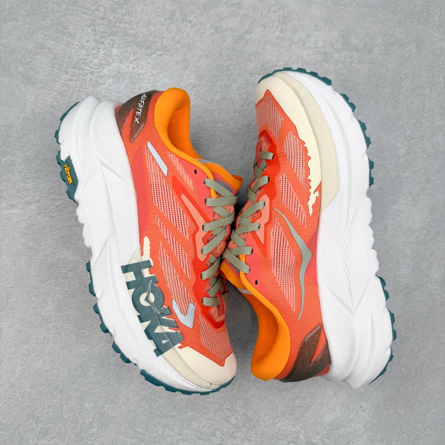 图片[3]-HOKA ONE ONE Mafate X 舒适轻盈低帮休闲越野跑步鞋 HOKA ONE ONE是来自美国的跑步鞋知名品牌，创立于2009年，始终致力于为所有跑者提供更新、更好的跑步装备。相比常规跑鞋，HOKA ONE ONE特别研发使用性能独特的几何形跑鞋中底，此种鞋底更厚、更高、回弹性也更好，除了卓越的缓冲性能，它还能为各种阶段的跑者带来更具动感、更加稳定的跑步体验。HOKAONE ONE从设计之初就清楚意识到，要保证跑者步幅的均匀一致，双脚自然而然的运动至关重要。实拍调校N版已经零色差零失真 百分百还原实物色彩所见即所得 不存在货不对板色差等低级问题 选购参考实物拍摄 不混卖不参货 只用心做好货严格选品 承诺混一赔十 尺码：36 36.5 37.5 38 38.5 39 40 40.5 41 42 42.5 43 44 44.5 45-选品中心