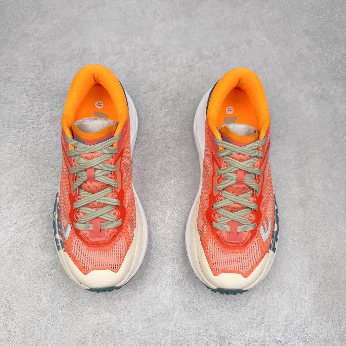 图片[2]-HOKA ONE ONE Mafate X 舒适轻盈低帮休闲越野跑步鞋 HOKA ONE ONE是来自美国的跑步鞋知名品牌，创立于2009年，始终致力于为所有跑者提供更新、更好的跑步装备。相比常规跑鞋，HOKA ONE ONE特别研发使用性能独特的几何形跑鞋中底，此种鞋底更厚、更高、回弹性也更好，除了卓越的缓冲性能，它还能为各种阶段的跑者带来更具动感、更加稳定的跑步体验。HOKAONE ONE从设计之初就清楚意识到，要保证跑者步幅的均匀一致，双脚自然而然的运动至关重要。实拍调校N版已经零色差零失真 百分百还原实物色彩所见即所得 不存在货不对板色差等低级问题 选购参考实物拍摄 不混卖不参货 只用心做好货严格选品 承诺混一赔十 尺码：36 36.5 37.5 38 38.5 39 40 40.5 41 42 42.5 43 44 44.5 45-选品中心