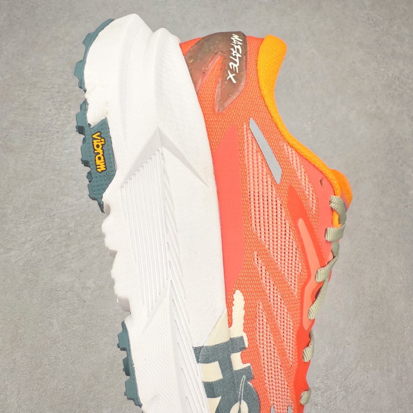 图片[6]-HOKA ONE ONE Mafate X 舒适轻盈低帮休闲越野跑步鞋 HOKA ONE ONE是来自美国的跑步鞋知名品牌，创立于2009年，始终致力于为所有跑者提供更新、更好的跑步装备。相比常规跑鞋，HOKA ONE ONE特别研发使用性能独特的几何形跑鞋中底，此种鞋底更厚、更高、回弹性也更好，除了卓越的缓冲性能，它还能为各种阶段的跑者带来更具动感、更加稳定的跑步体验。HOKAONE ONE从设计之初就清楚意识到，要保证跑者步幅的均匀一致，双脚自然而然的运动至关重要。实拍调校N版已经零色差零失真 百分百还原实物色彩所见即所得 不存在货不对板色差等低级问题 选购参考实物拍摄 不混卖不参货 只用心做好货严格选品 承诺混一赔十 尺码：36 36.5 37.5 38 38.5 39 40 40.5 41 42 42.5 43 44 44.5 45-选品中心