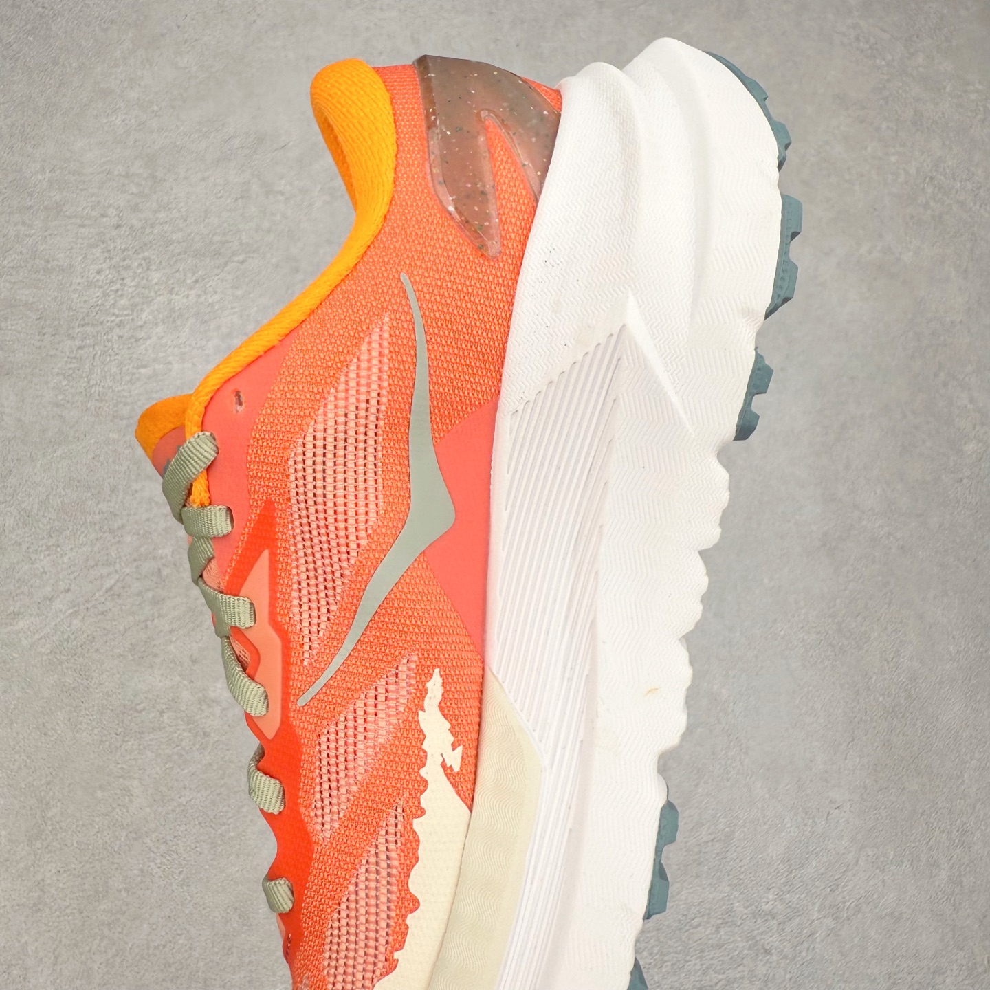 图片[7]-HOKA ONE ONE Mafate X 舒适轻盈低帮休闲越野跑步鞋 HOKA ONE ONE是来自美国的跑步鞋知名品牌，创立于2009年，始终致力于为所有跑者提供更新、更好的跑步装备。相比常规跑鞋，HOKA ONE ONE特别研发使用性能独特的几何形跑鞋中底，此种鞋底更厚、更高、回弹性也更好，除了卓越的缓冲性能，它还能为各种阶段的跑者带来更具动感、更加稳定的跑步体验。HOKAONE ONE从设计之初就清楚意识到，要保证跑者步幅的均匀一致，双脚自然而然的运动至关重要。实拍调校N版已经零色差零失真 百分百还原实物色彩所见即所得 不存在货不对板色差等低级问题 选购参考实物拍摄 不混卖不参货 只用心做好货严格选品 承诺混一赔十 尺码：36 36.5 37.5 38 38.5 39 40 40.5 41 42 42.5 43 44 44.5 45-选品中心