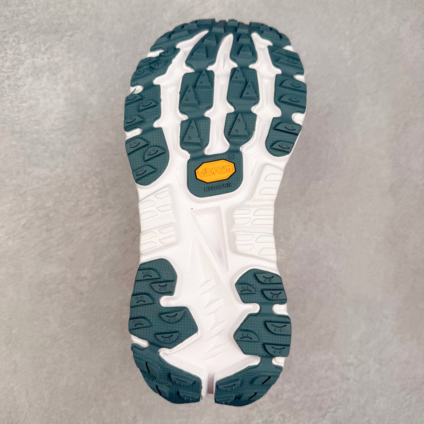 图片[9]-HOKA ONE ONE Mafate X 舒适轻盈低帮休闲越野跑步鞋 HOKA ONE ONE是来自美国的跑步鞋知名品牌，创立于2009年，始终致力于为所有跑者提供更新、更好的跑步装备。相比常规跑鞋，HOKA ONE ONE特别研发使用性能独特的几何形跑鞋中底，此种鞋底更厚、更高、回弹性也更好，除了卓越的缓冲性能，它还能为各种阶段的跑者带来更具动感、更加稳定的跑步体验。HOKAONE ONE从设计之初就清楚意识到，要保证跑者步幅的均匀一致，双脚自然而然的运动至关重要。实拍调校N版已经零色差零失真 百分百还原实物色彩所见即所得 不存在货不对板色差等低级问题 选购参考实物拍摄 不混卖不参货 只用心做好货严格选品 承诺混一赔十 尺码：36 36.5 37.5 38 38.5 39 40 40.5 41 42 42.5 43 44 44.5 45-选品中心