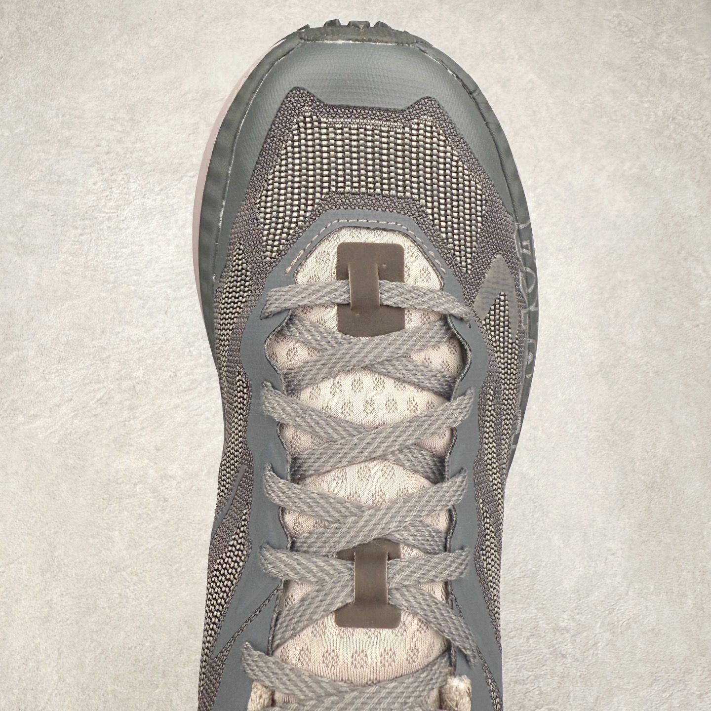 图片[4]-HOKA ONE ONE Mafate X 舒适轻盈低帮休闲越野跑步鞋 HOKA ONE ONE是来自美国的跑步鞋知名品牌，创立于2009年，始终致力于为所有跑者提供更新、更好的跑步装备。相比常规跑鞋，HOKA ONE ONE特别研发使用性能独特的几何形跑鞋中底，此种鞋底更厚、更高、回弹性也更好，除了卓越的缓冲性能，它还能为各种阶段的跑者带来更具动感、更加稳定的跑步体验。HOKAONE ONE从设计之初就清楚意识到，要保证跑者步幅的均匀一致，双脚自然而然的运动至关重要。实拍调校N版已经零色差零失真 百分百还原实物色彩所见即所得 不存在货不对板色差等低级问题 选购参考实物拍摄 不混卖不参货 只用心做好货严格选品 承诺混一赔十 尺码：36 36.5 37.5 38 38.5 39 40 40.5 41 42 42.5 43 44 44.5 45-选品中心