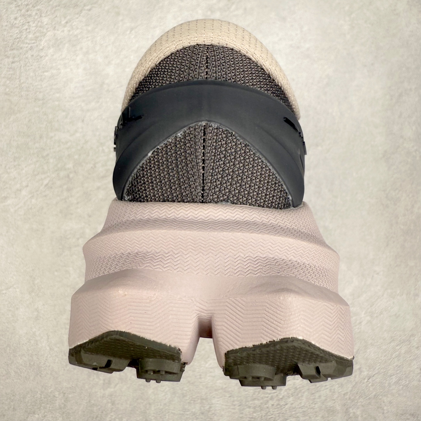 图片[8]-HOKA ONE ONE Mafate X 舒适轻盈低帮休闲越野跑步鞋 HOKA ONE ONE是来自美国的跑步鞋知名品牌，创立于2009年，始终致力于为所有跑者提供更新、更好的跑步装备。相比常规跑鞋，HOKA ONE ONE特别研发使用性能独特的几何形跑鞋中底，此种鞋底更厚、更高、回弹性也更好，除了卓越的缓冲性能，它还能为各种阶段的跑者带来更具动感、更加稳定的跑步体验。HOKAONE ONE从设计之初就清楚意识到，要保证跑者步幅的均匀一致，双脚自然而然的运动至关重要。实拍调校N版已经零色差零失真 百分百还原实物色彩所见即所得 不存在货不对板色差等低级问题 选购参考实物拍摄 不混卖不参货 只用心做好货严格选品 承诺混一赔十 尺码：36 36.5 37.5 38 38.5 39 40 40.5 41 42 42.5 43 44 44.5 45-选品中心