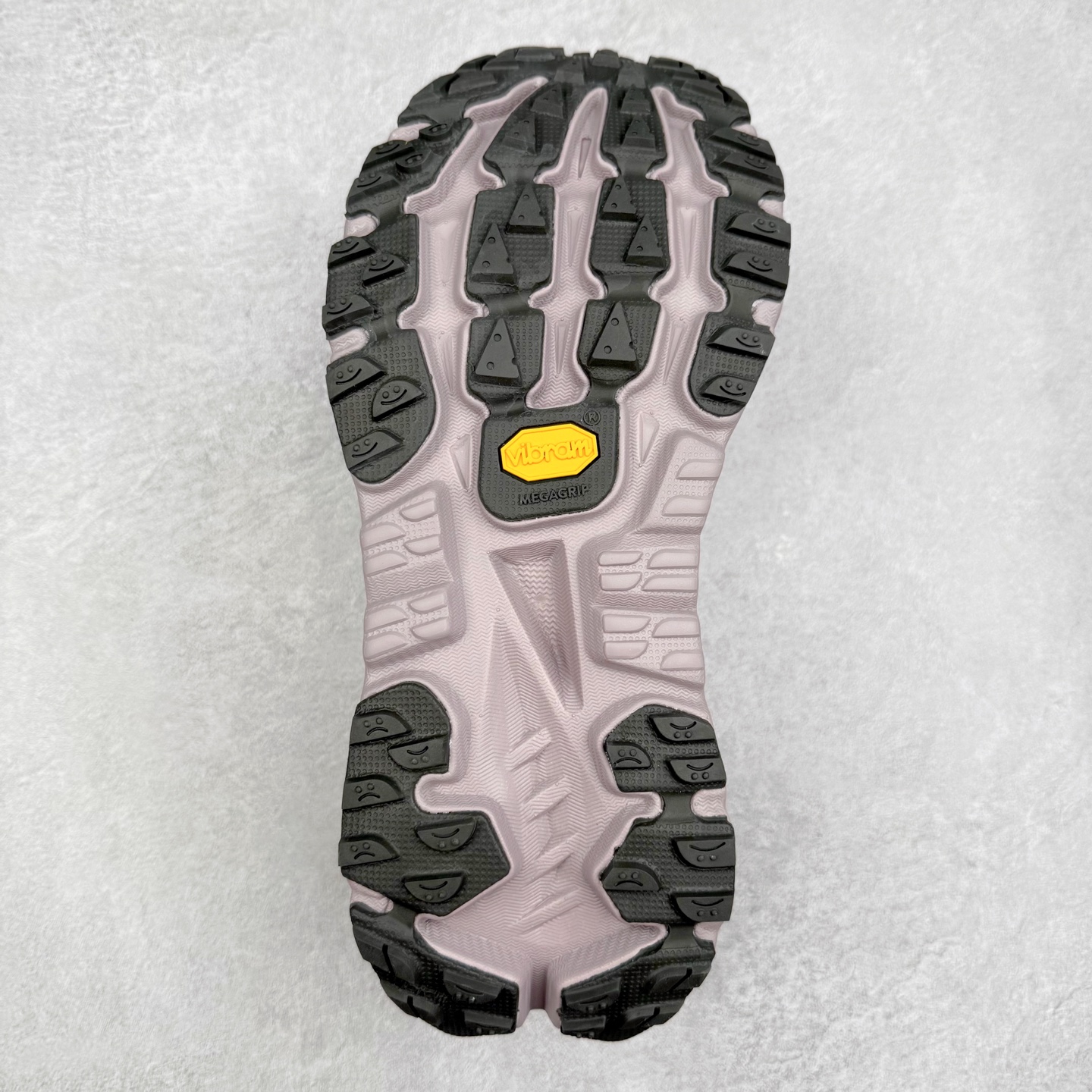 图片[9]-HOKA ONE ONE Mafate X 舒适轻盈低帮休闲越野跑步鞋 HOKA ONE ONE是来自美国的跑步鞋知名品牌，创立于2009年，始终致力于为所有跑者提供更新、更好的跑步装备。相比常规跑鞋，HOKA ONE ONE特别研发使用性能独特的几何形跑鞋中底，此种鞋底更厚、更高、回弹性也更好，除了卓越的缓冲性能，它还能为各种阶段的跑者带来更具动感、更加稳定的跑步体验。HOKAONE ONE从设计之初就清楚意识到，要保证跑者步幅的均匀一致，双脚自然而然的运动至关重要。实拍调校N版已经零色差零失真 百分百还原实物色彩所见即所得 不存在货不对板色差等低级问题 选购参考实物拍摄 不混卖不参货 只用心做好货严格选品 承诺混一赔十 尺码：36 36.5 37.5 38 38.5 39 40 40.5 41 42 42.5 43 44 44.5 45-选品中心