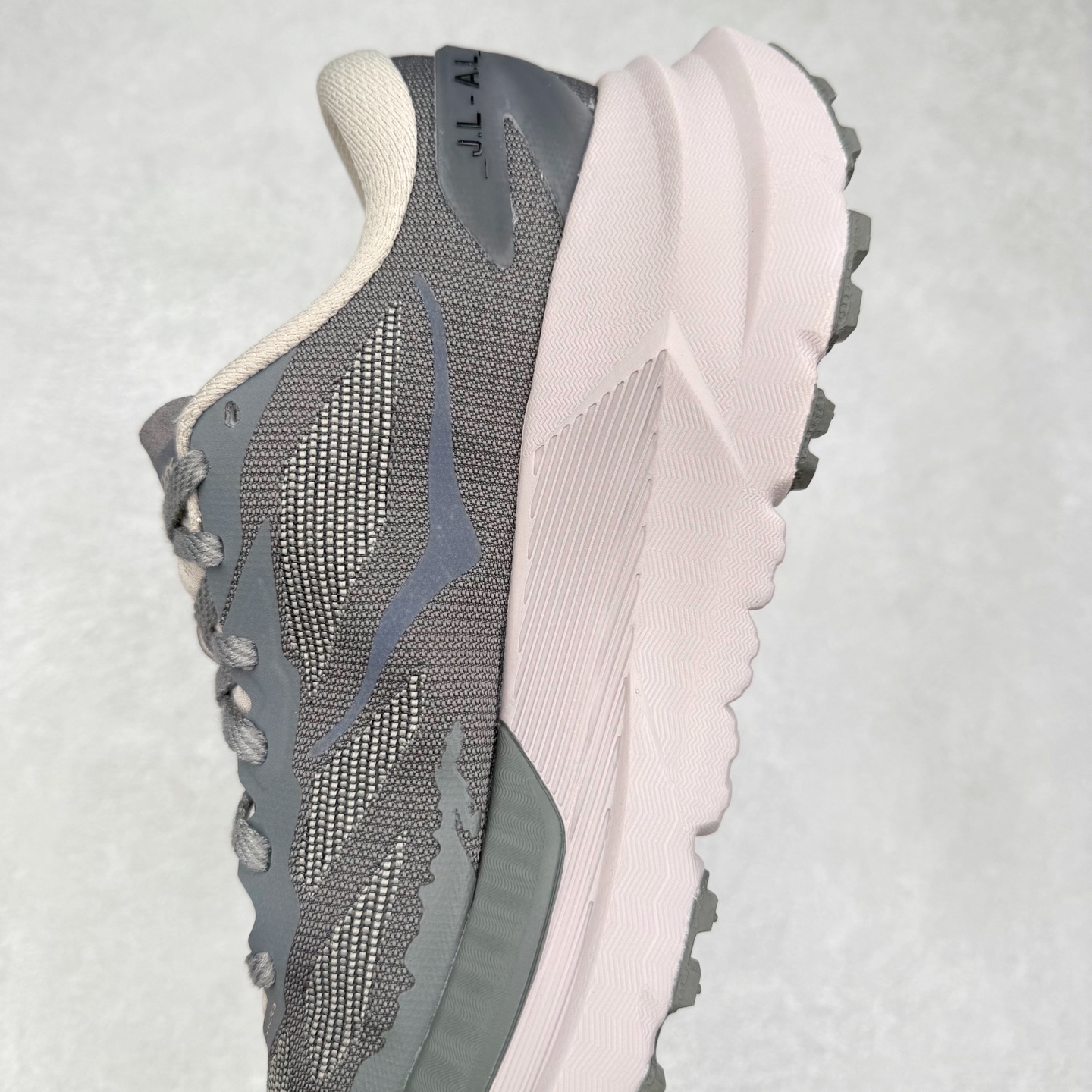 图片[7]-HOKA ONE ONE Mafate X 舒适轻盈低帮休闲越野跑步鞋 HOKA ONE ONE是来自美国的跑步鞋知名品牌，创立于2009年，始终致力于为所有跑者提供更新、更好的跑步装备。相比常规跑鞋，HOKA ONE ONE特别研发使用性能独特的几何形跑鞋中底，此种鞋底更厚、更高、回弹性也更好，除了卓越的缓冲性能，它还能为各种阶段的跑者带来更具动感、更加稳定的跑步体验。HOKAONE ONE从设计之初就清楚意识到，要保证跑者步幅的均匀一致，双脚自然而然的运动至关重要。实拍调校N版已经零色差零失真 百分百还原实物色彩所见即所得 不存在货不对板色差等低级问题 选购参考实物拍摄 不混卖不参货 只用心做好货严格选品 承诺混一赔十 尺码：36 36.5 37.5 38 38.5 39 40 40.5 41 42 42.5 43 44 44.5 45-选品中心