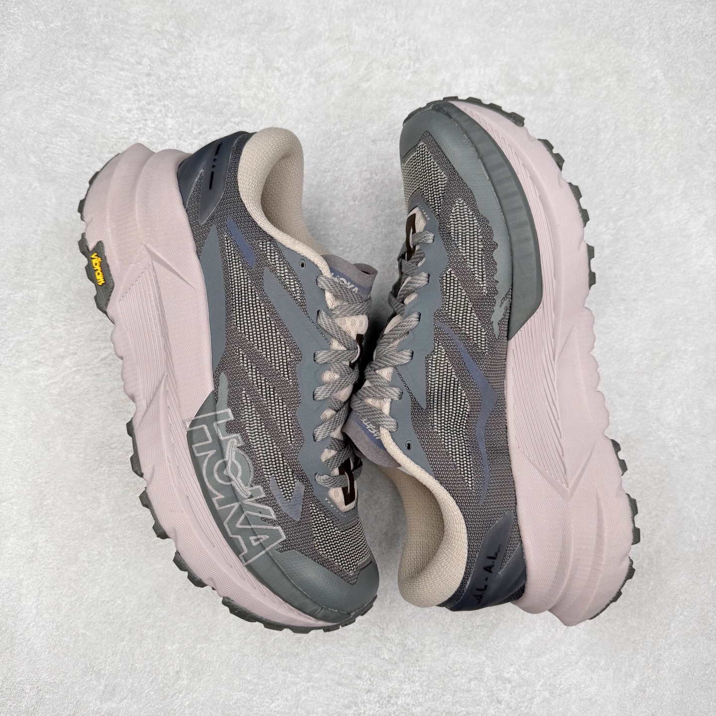 图片[3]-HOKA ONE ONE Mafate X 舒适轻盈低帮休闲越野跑步鞋 HOKA ONE ONE是来自美国的跑步鞋知名品牌，创立于2009年，始终致力于为所有跑者提供更新、更好的跑步装备。相比常规跑鞋，HOKA ONE ONE特别研发使用性能独特的几何形跑鞋中底，此种鞋底更厚、更高、回弹性也更好，除了卓越的缓冲性能，它还能为各种阶段的跑者带来更具动感、更加稳定的跑步体验。HOKAONE ONE从设计之初就清楚意识到，要保证跑者步幅的均匀一致，双脚自然而然的运动至关重要。实拍调校N版已经零色差零失真 百分百还原实物色彩所见即所得 不存在货不对板色差等低级问题 选购参考实物拍摄 不混卖不参货 只用心做好货严格选品 承诺混一赔十 尺码：36 36.5 37.5 38 38.5 39 40 40.5 41 42 42.5 43 44 44.5 45-选品中心